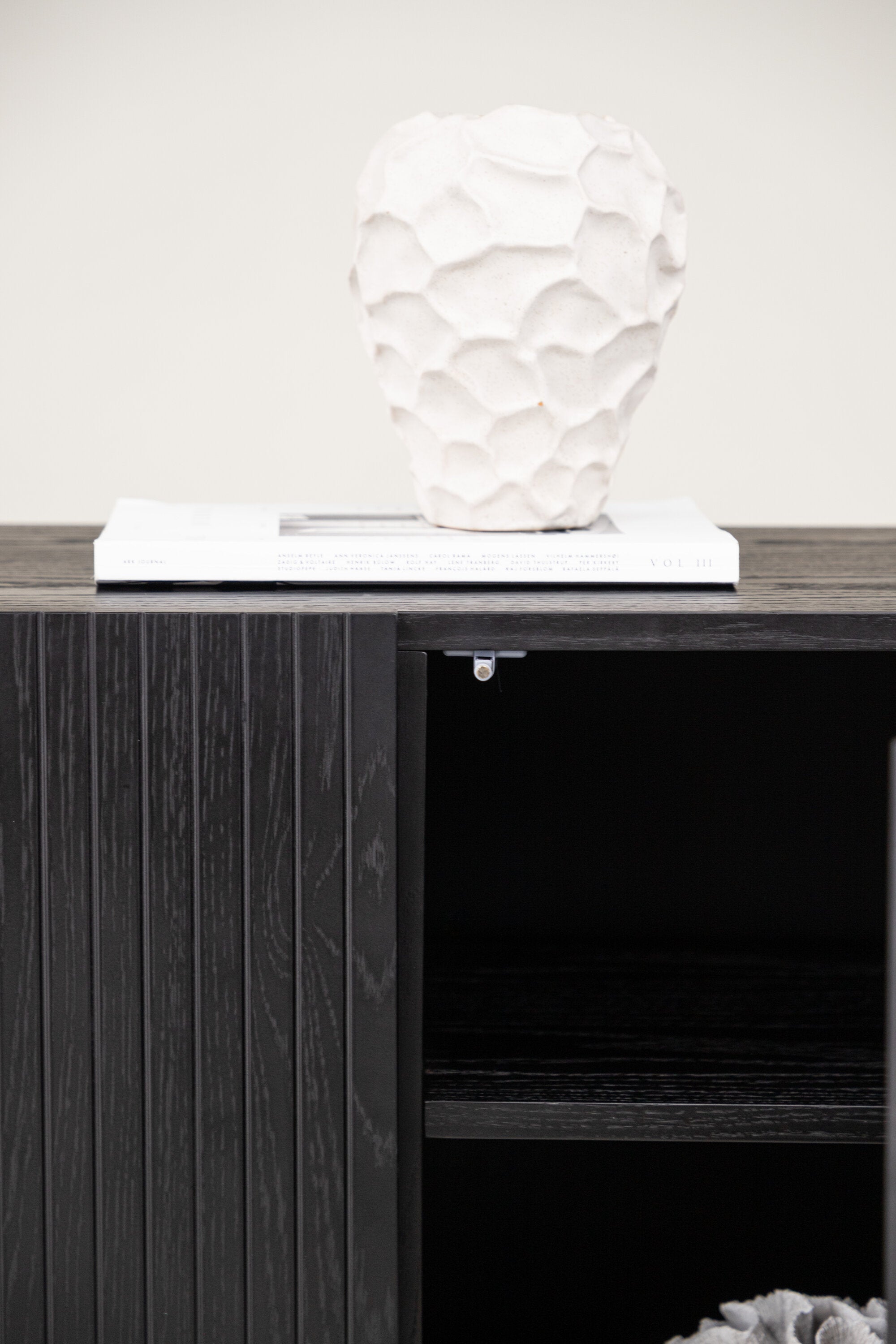 Björkön Kabinett in Schwarz präsentiert im Onlineshop von KAQTU Design AG. Cabinet ist von Vind