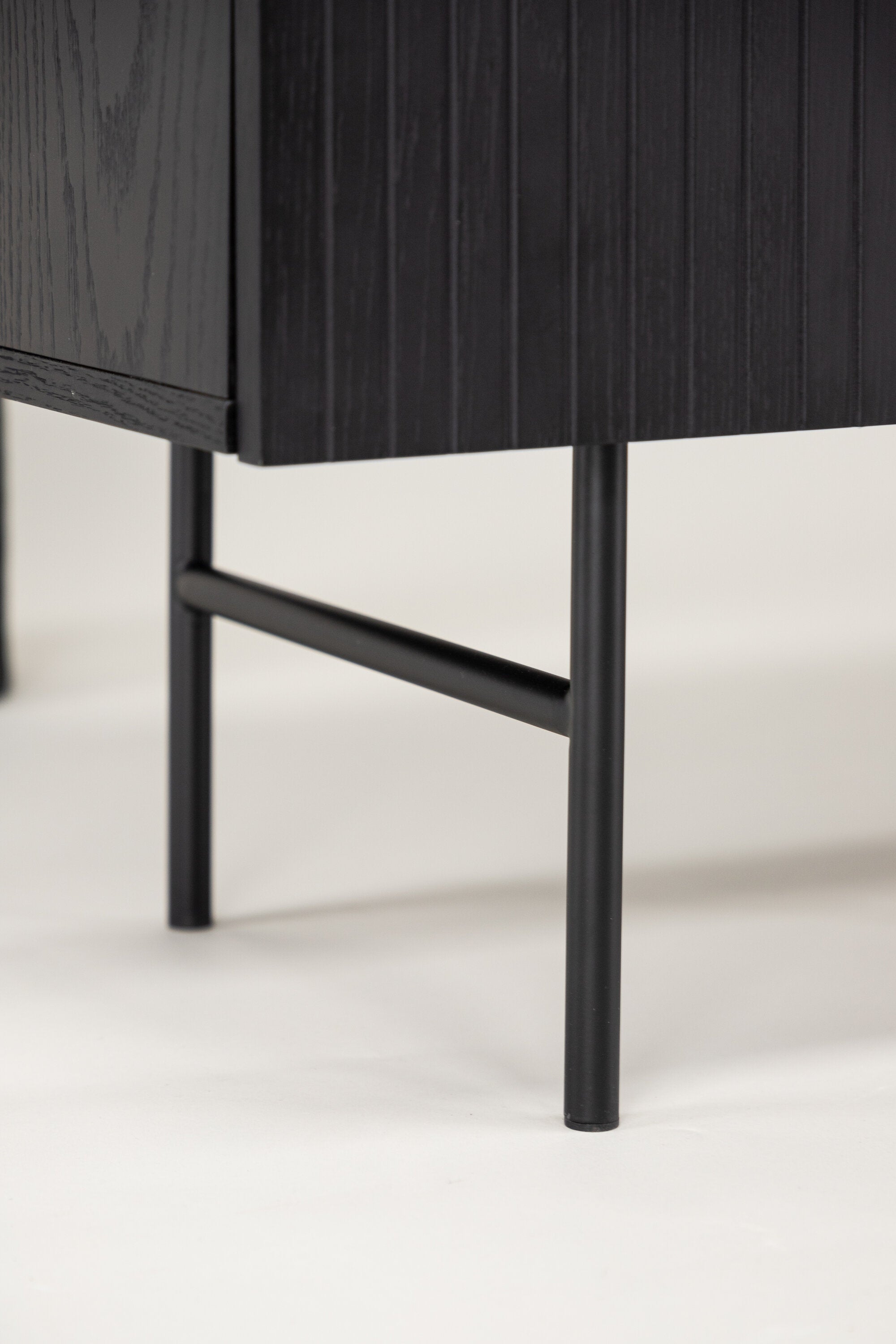 Björkön Kabinett in Schwarz präsentiert im Onlineshop von KAQTU Design AG. Cabinet ist von Vind