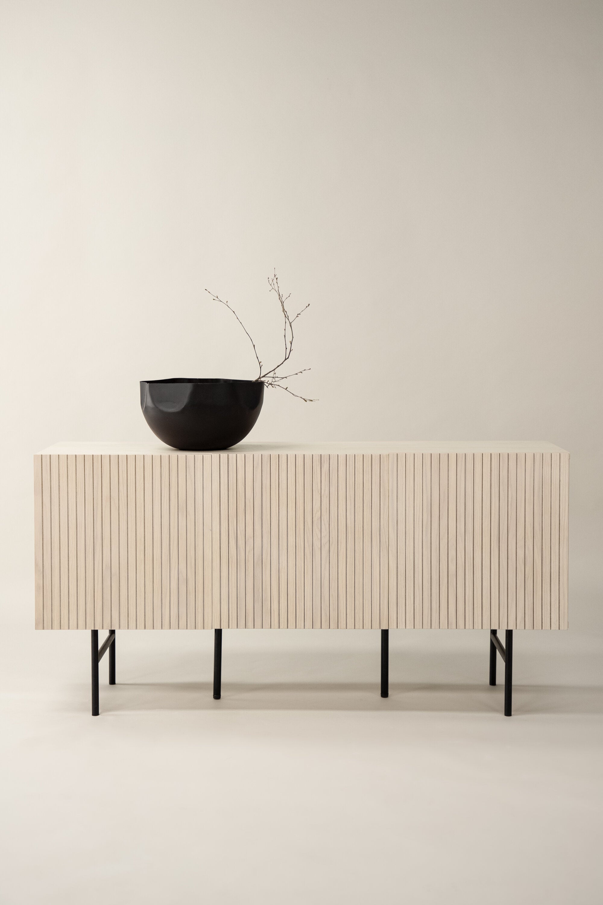 Björkön Kabinett in Tünchen präsentiert im Onlineshop von KAQTU Design AG. Cabinet ist von Vind