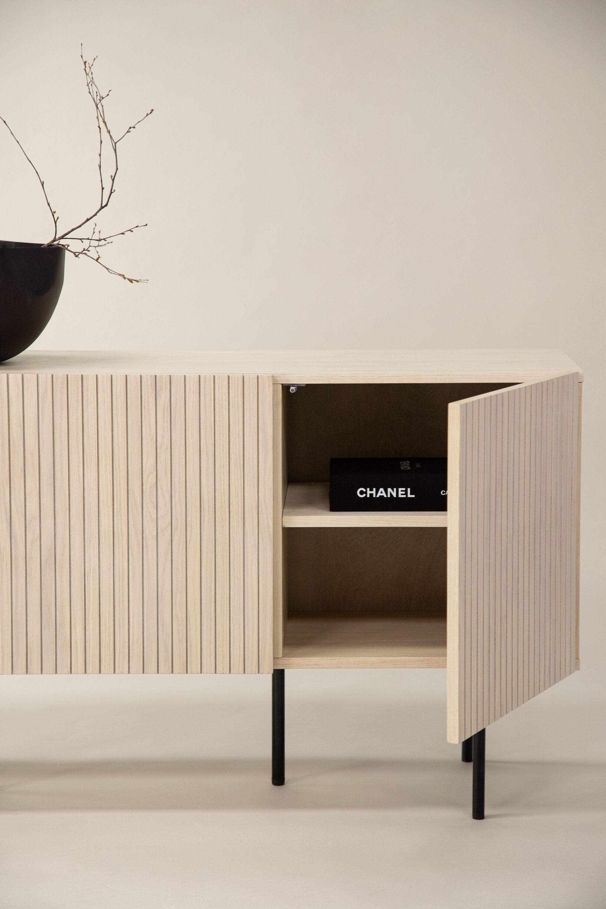 Björkön Kabinett in Tünchen präsentiert im Onlineshop von KAQTU Design AG. Cabinet ist von Vind