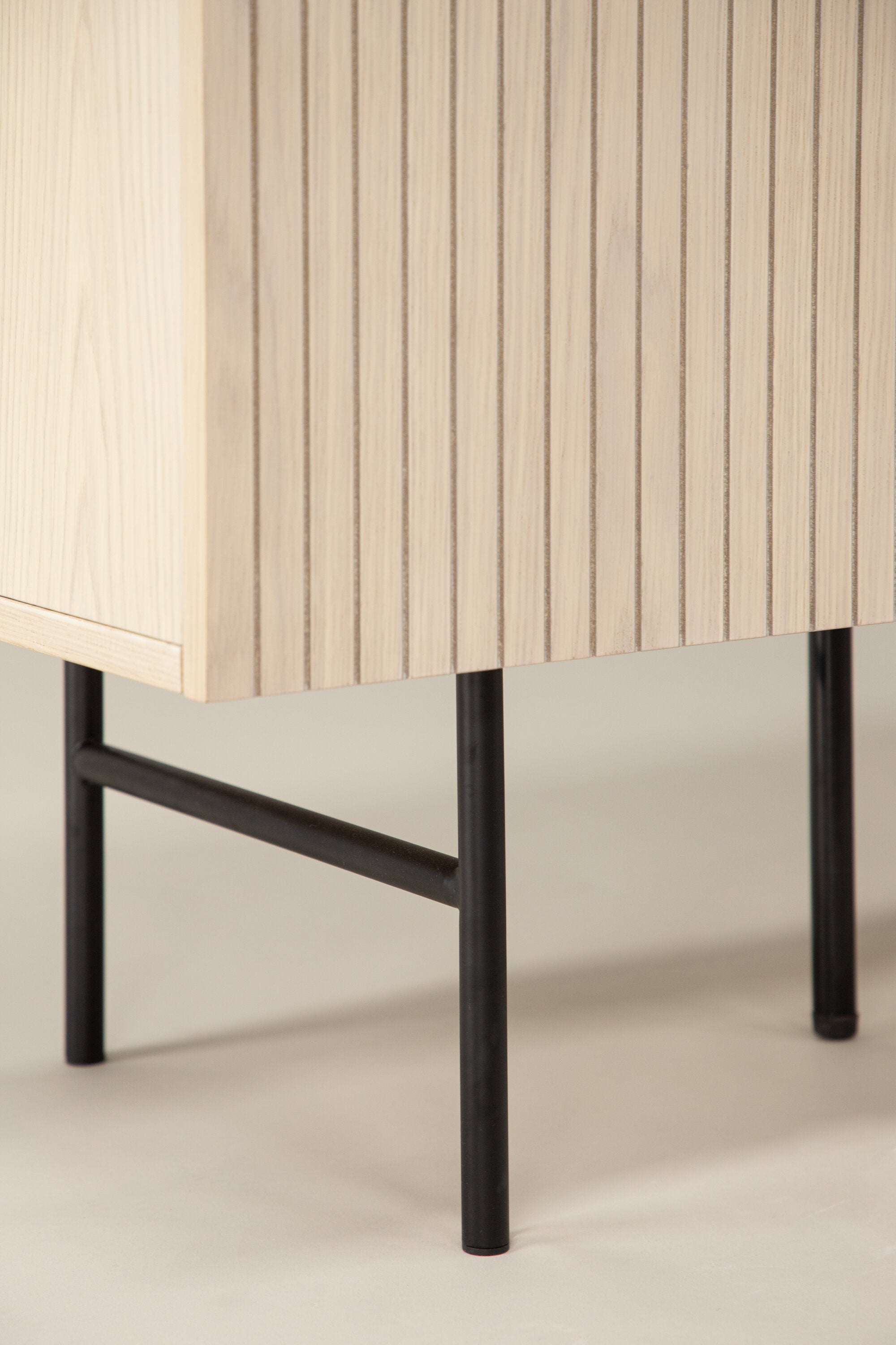 Björkön Kabinett in Tünchen präsentiert im Onlineshop von KAQTU Design AG. Cabinet ist von Vind