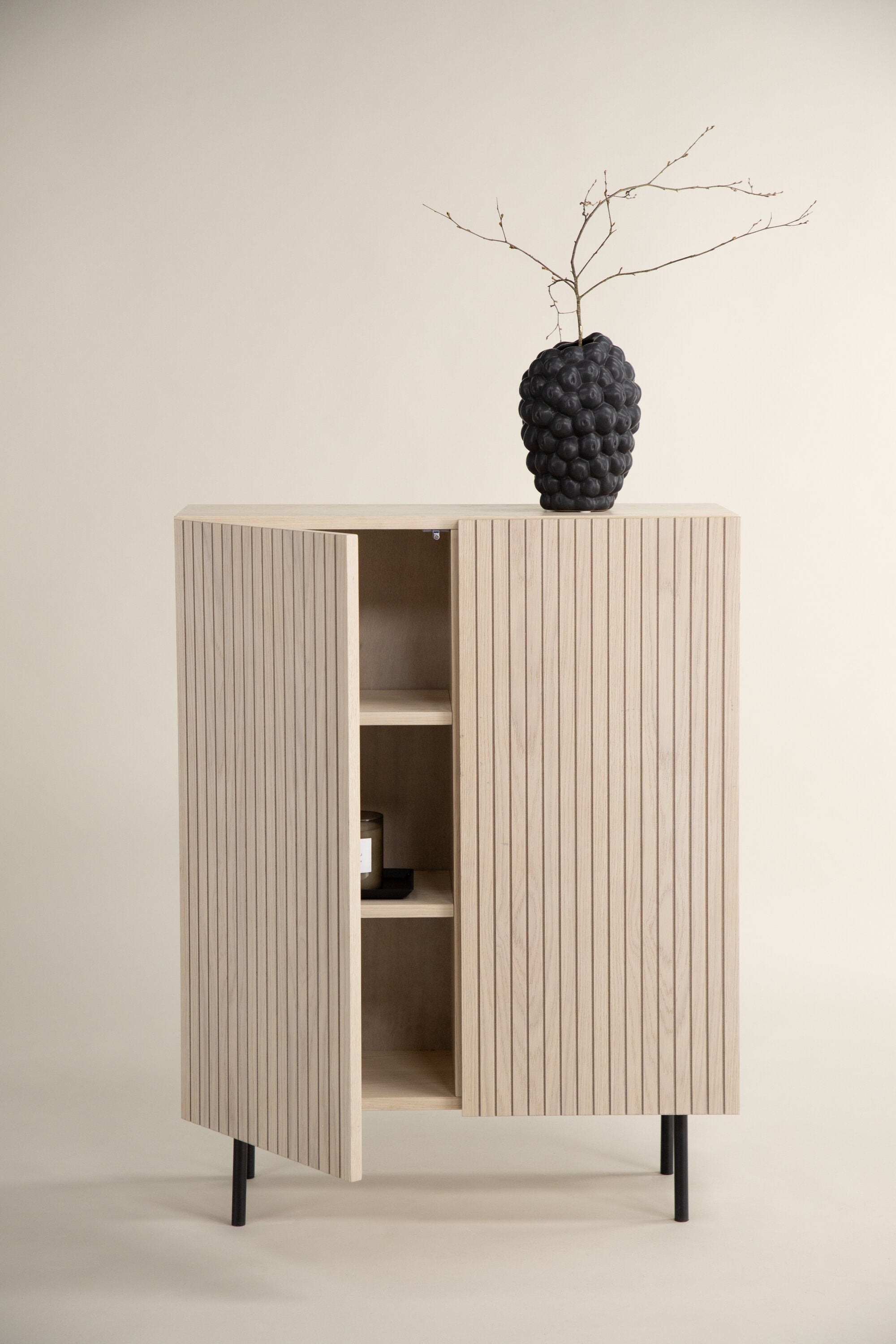 Björkön Kabinett in Tünchen präsentiert im Onlineshop von KAQTU Design AG. Cabinet ist von Vind