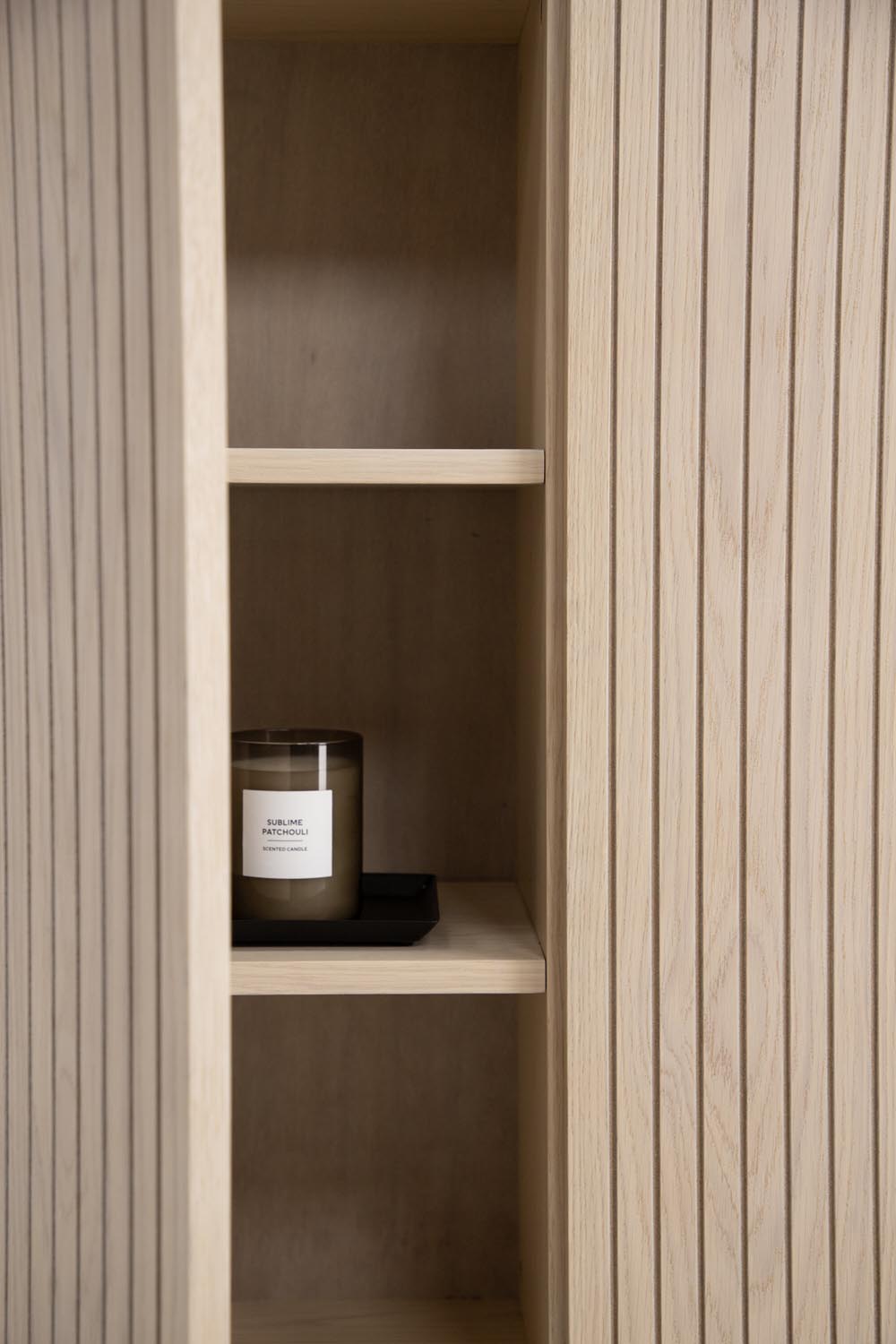 Björkön Kabinett in Tünchen präsentiert im Onlineshop von KAQTU Design AG. Cabinet ist von Vind