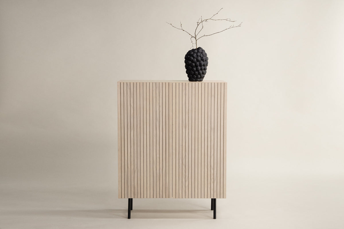 Björkön Kabinett in Tünchen präsentiert im Onlineshop von KAQTU Design AG. Cabinet ist von Vind