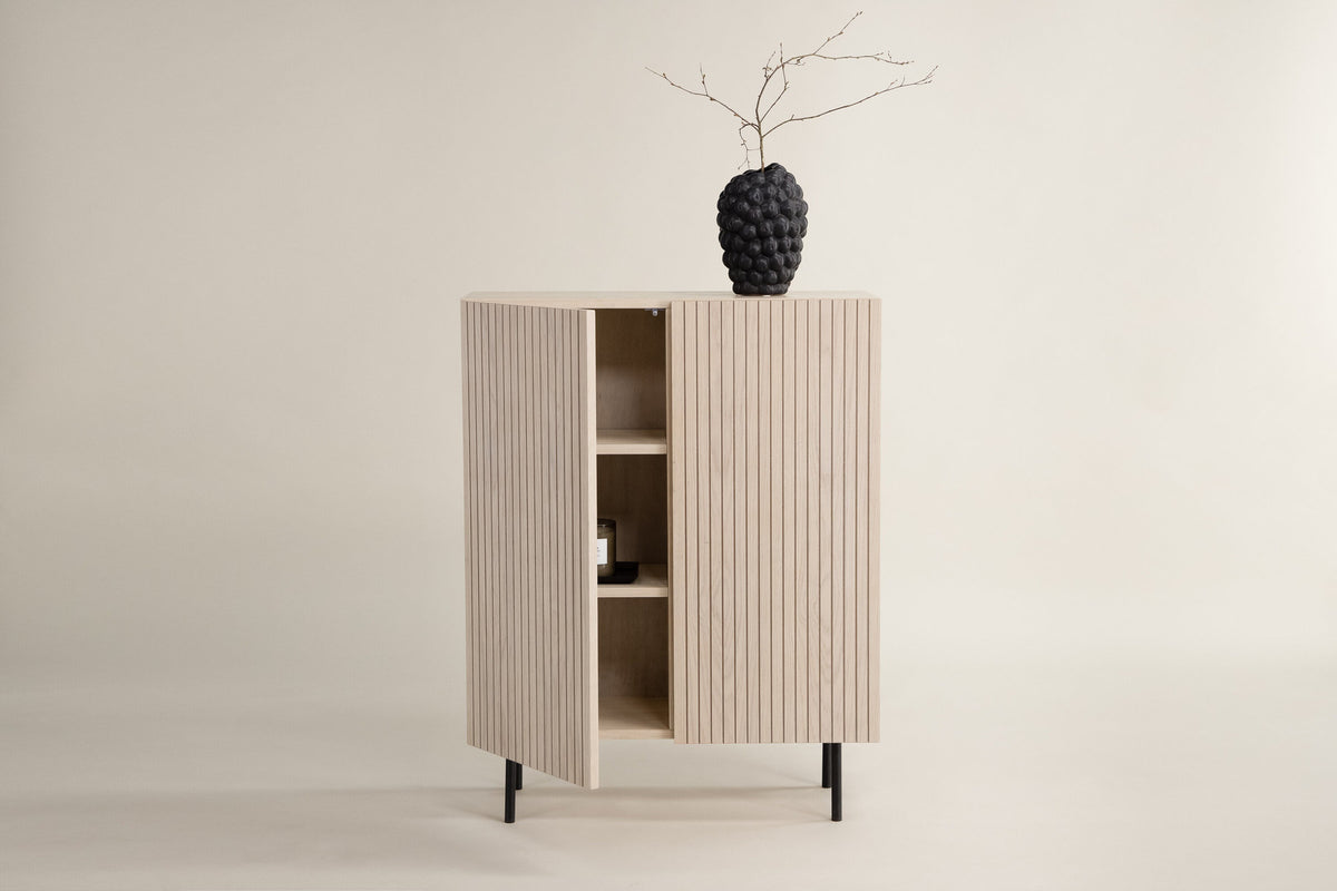 Björkön Kabinett in Tünchen präsentiert im Onlineshop von KAQTU Design AG. Cabinet ist von Vind