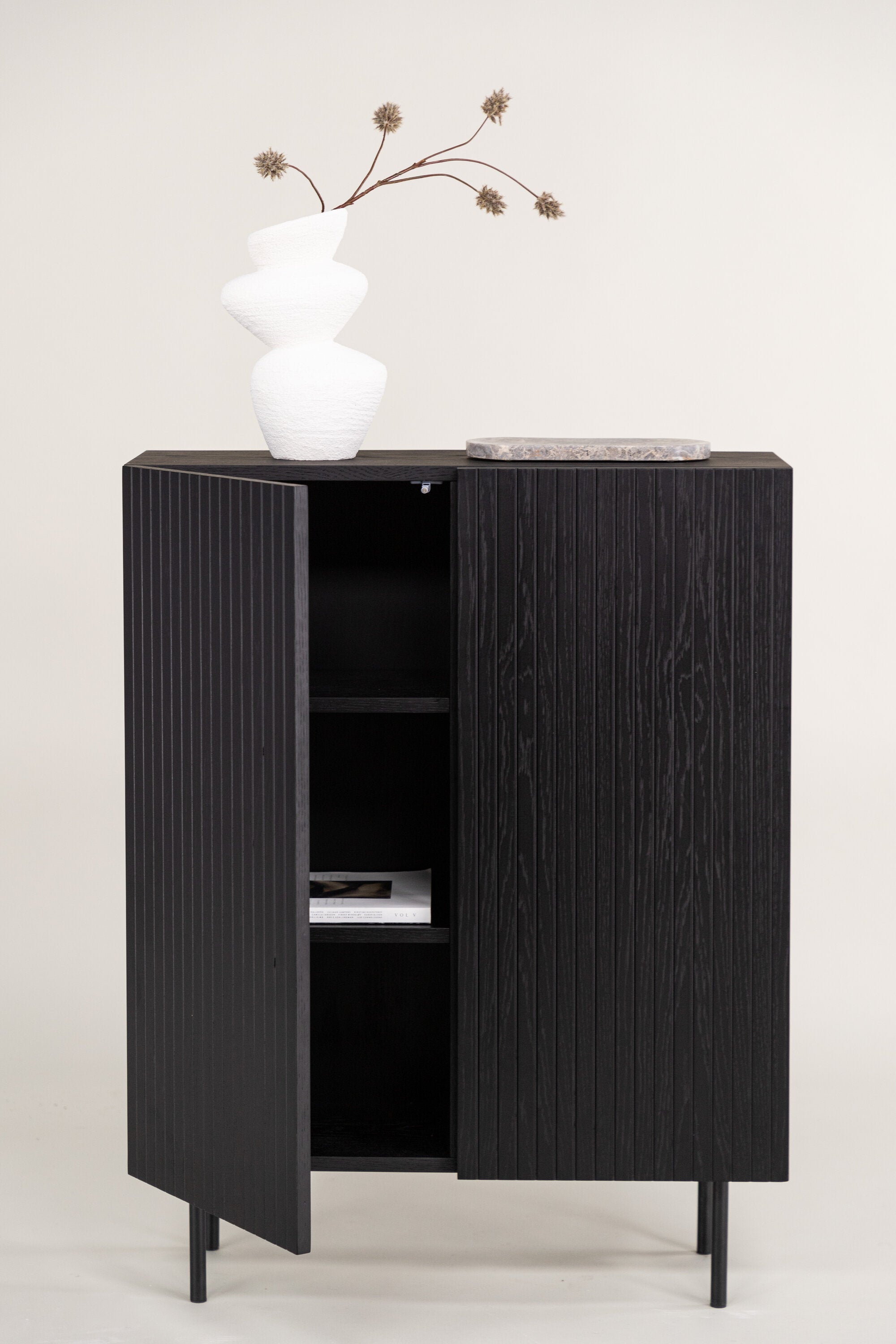 Björkön Kabinett in Schwarz präsentiert im Onlineshop von KAQTU Design AG. Cabinet ist von Vind