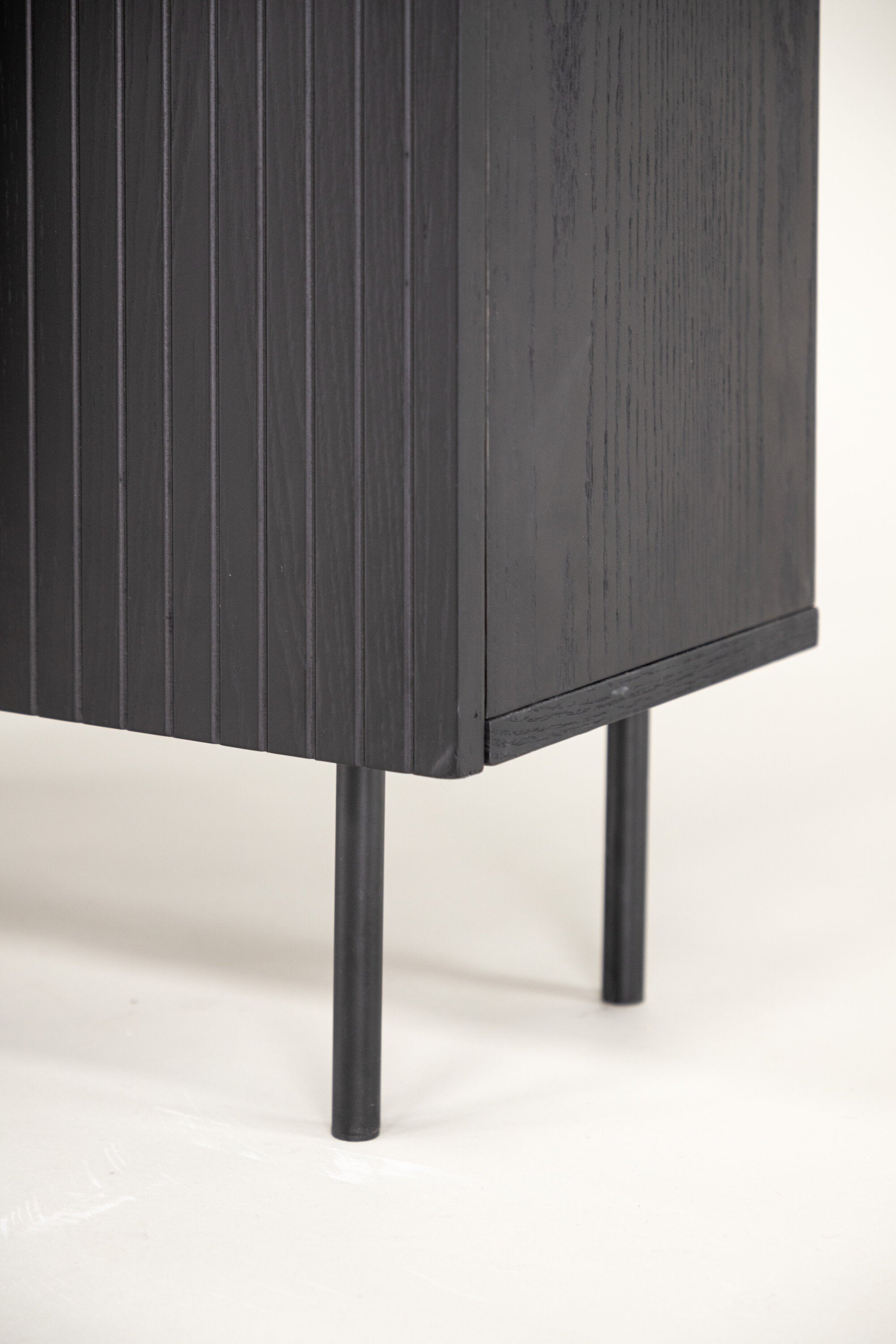 Björkön Kabinett in Schwarz präsentiert im Onlineshop von KAQTU Design AG. Cabinet ist von Vind