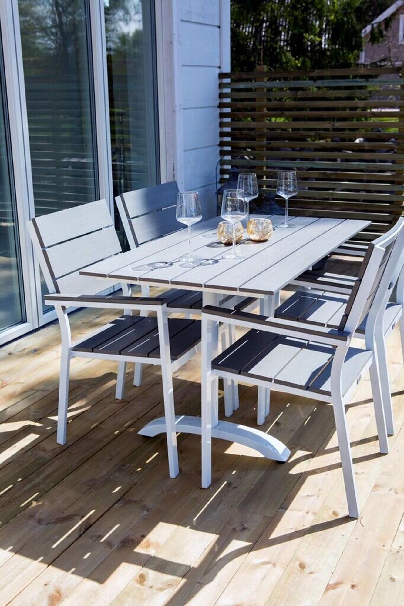 Entdecken Sie den eleganten Levels Gartenstuhl von Venture Home – robust, wetterfest und ideal für entspannte Stunden im Freien.