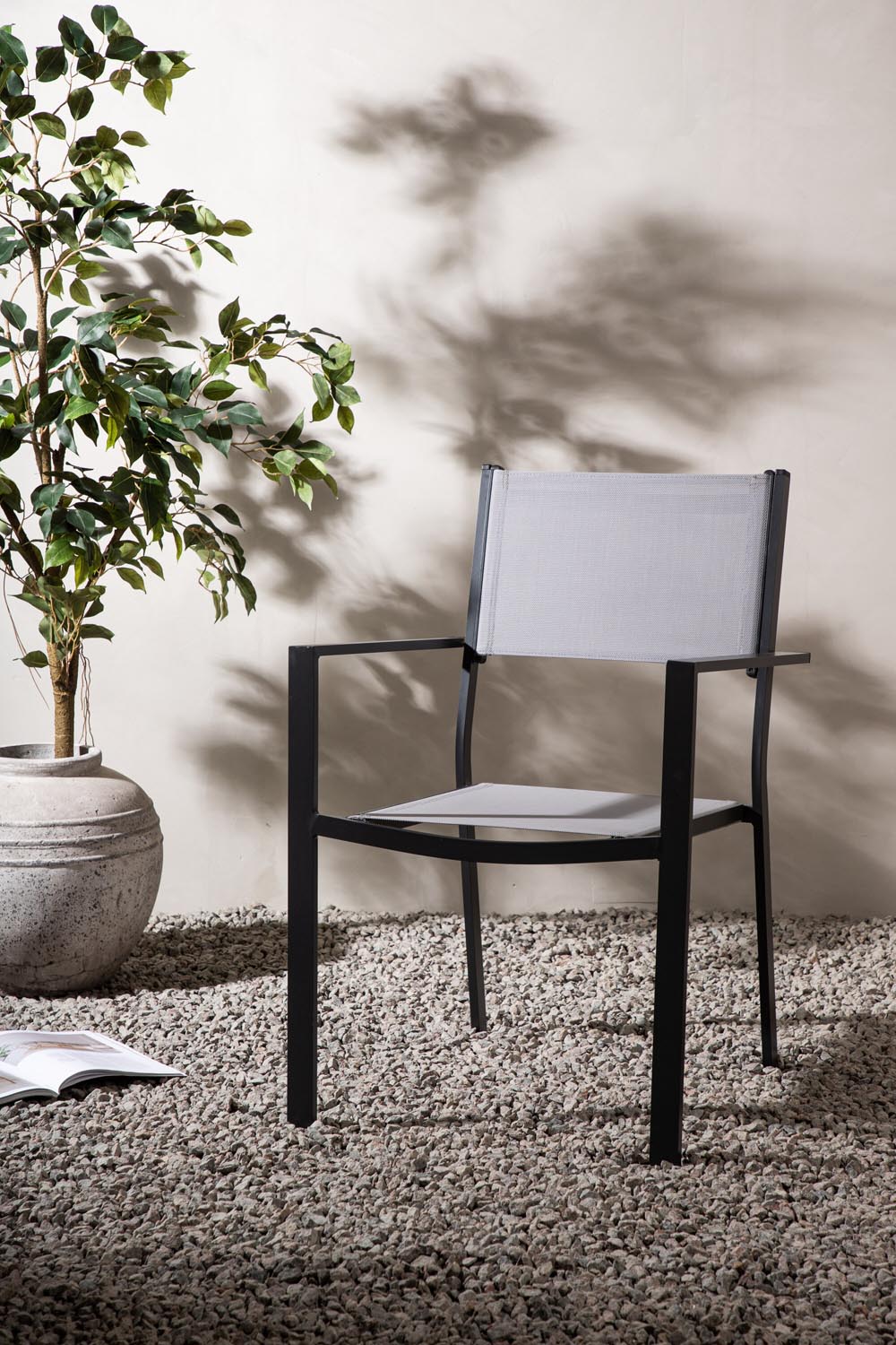 Copacabana Stapelstuhl in Grau präsentiert im Onlineshop von KAQTU Design AG. Gartenstuhl mit Armlehnen ist von Venture Home
