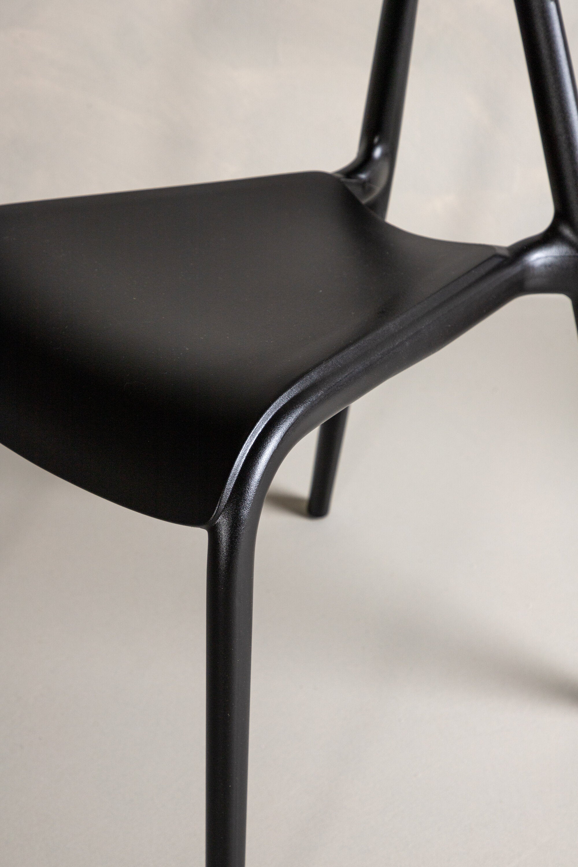 Ursholmen Stuhl in Schwarz präsentiert im Onlineshop von KAQTU Design AG. Stuhl ist von Venture Home
