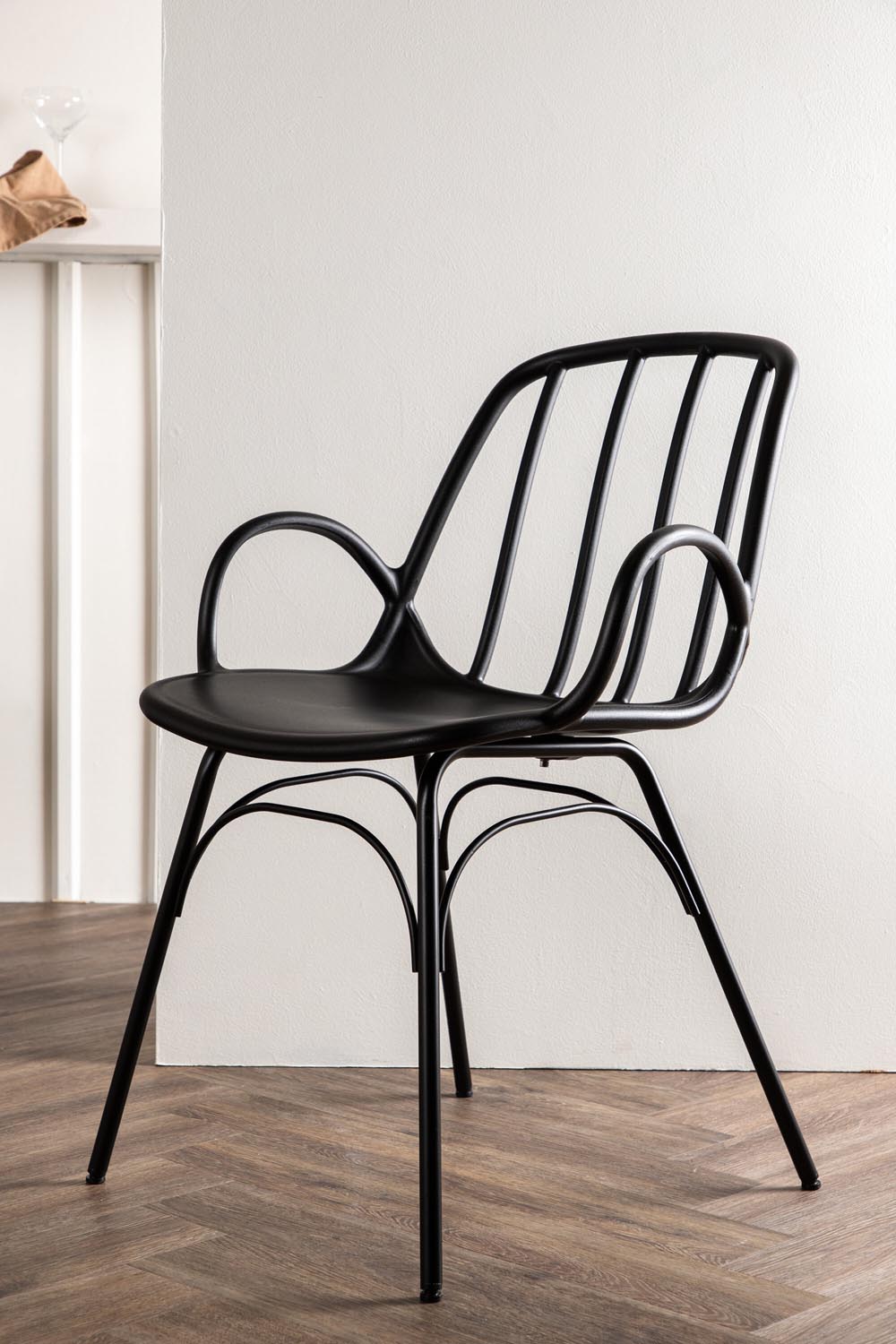 Dyrön Stuhl in Schwarz präsentiert im Onlineshop von KAQTU Design AG. Stuhl mit Armlehne ist von Venture Home