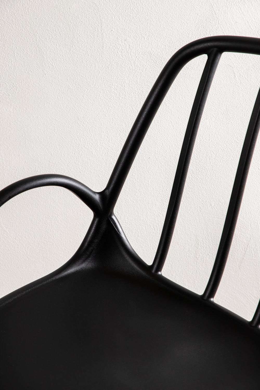 Dyrön Stuhl in Schwarz präsentiert im Onlineshop von KAQTU Design AG. Stuhl mit Armlehne ist von Venture Home