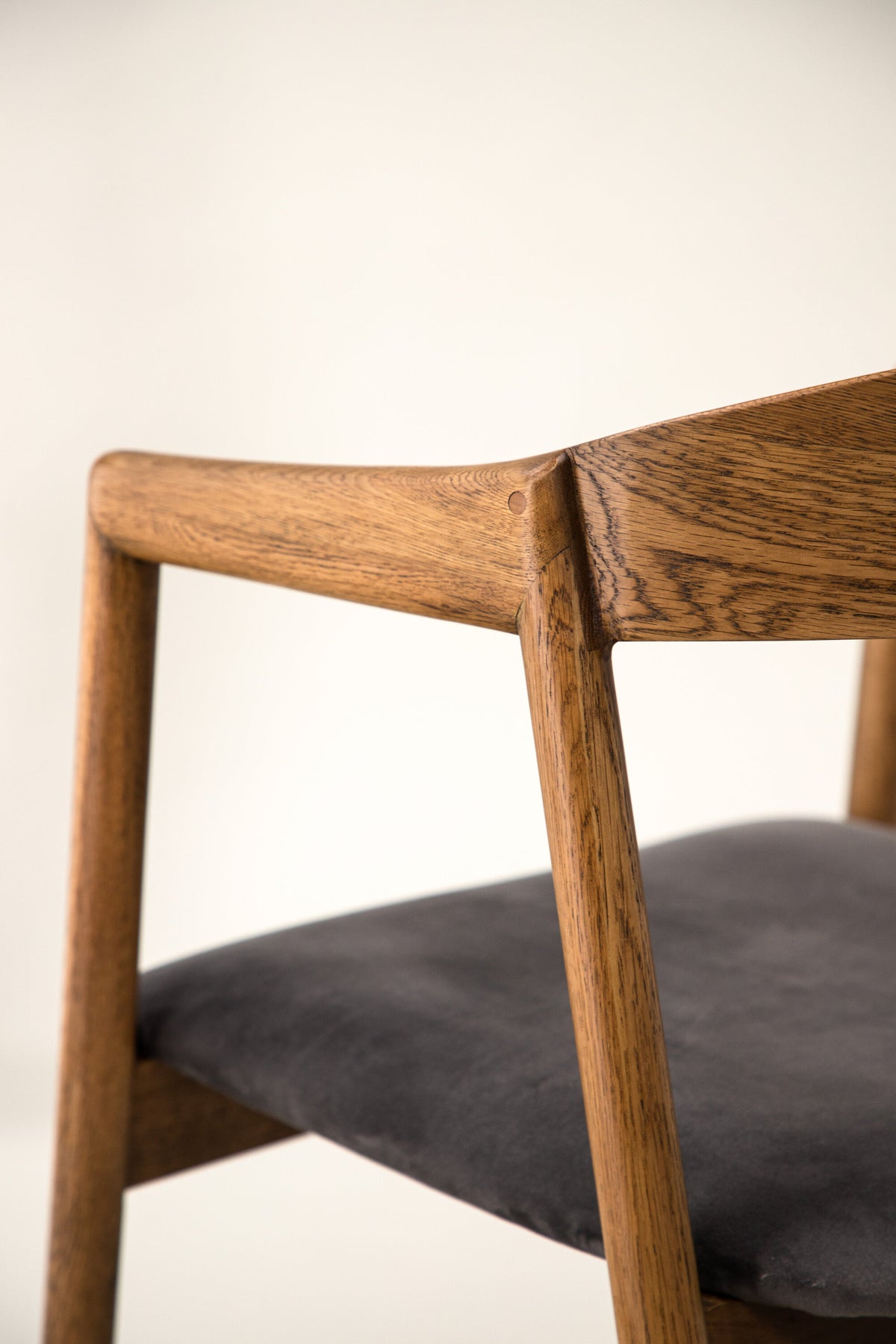 Långön Esszimmerstuhl in Braun präsentiert im Onlineshop von KAQTU Design AG. Stuhl mit Armlehne ist von Vind