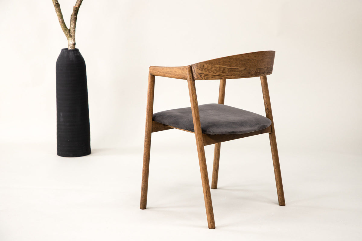 Långön Esszimmerstuhl in Braun präsentiert im Onlineshop von KAQTU Design AG. Stuhl mit Armlehne ist von Vind