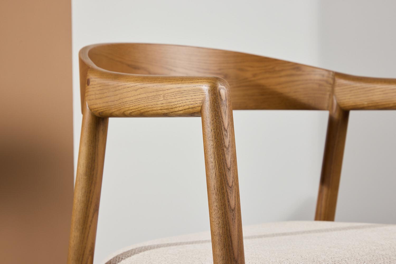Långön Esszimmerstuhl in Dunkelbraun präsentiert im Onlineshop von KAQTU Design AG. Stuhl mit Armlehne ist von Vind