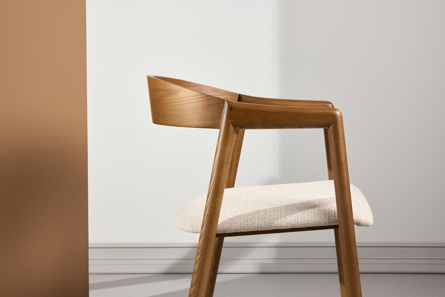 Långön Esszimmerstuhl in Dunkelbraun präsentiert im Onlineshop von KAQTU Design AG. Stuhl mit Armlehne ist von Vind