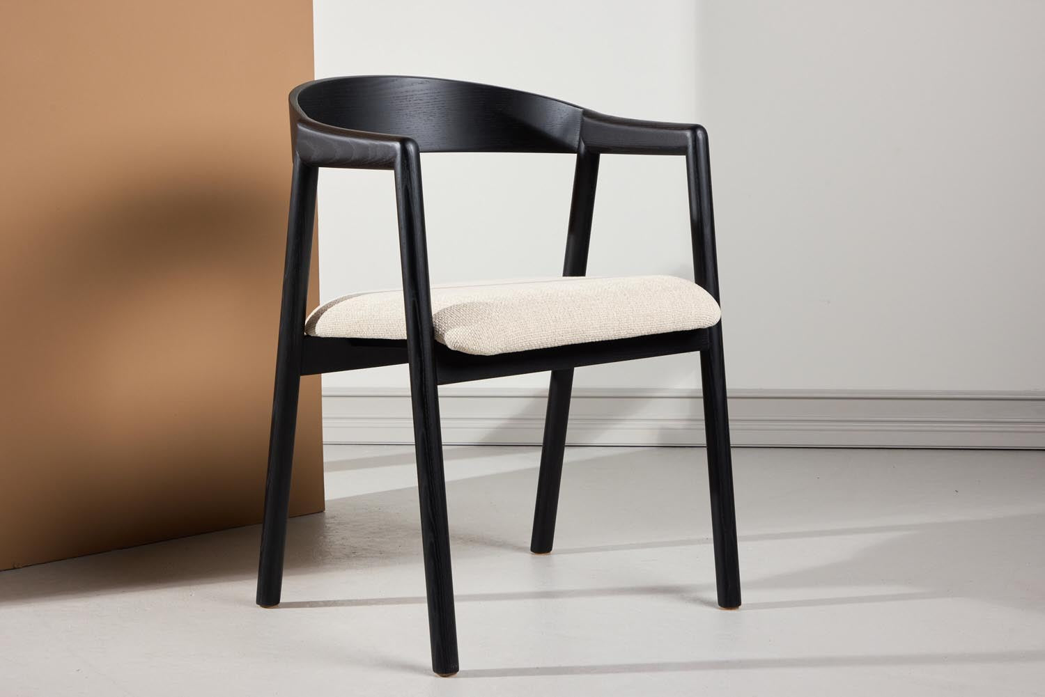 Långön Esszimmerstuhl in Schwarz präsentiert im Onlineshop von KAQTU Design AG. Stuhl mit Armlehne ist von Vind