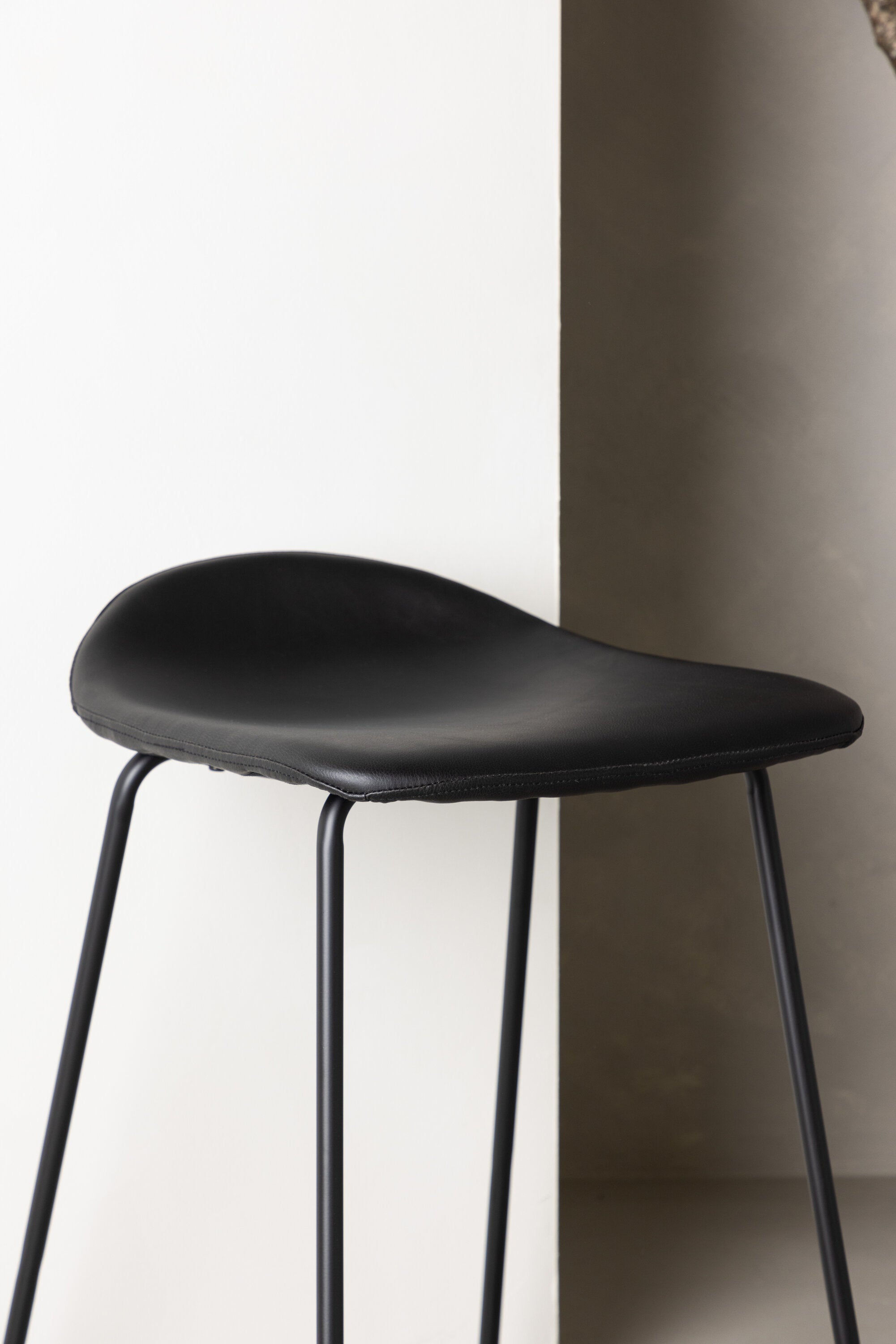 Grebbestad Barstuhl in Schwarz präsentiert im Onlineshop von KAQTU Design AG. Barstuhl ist von Vind