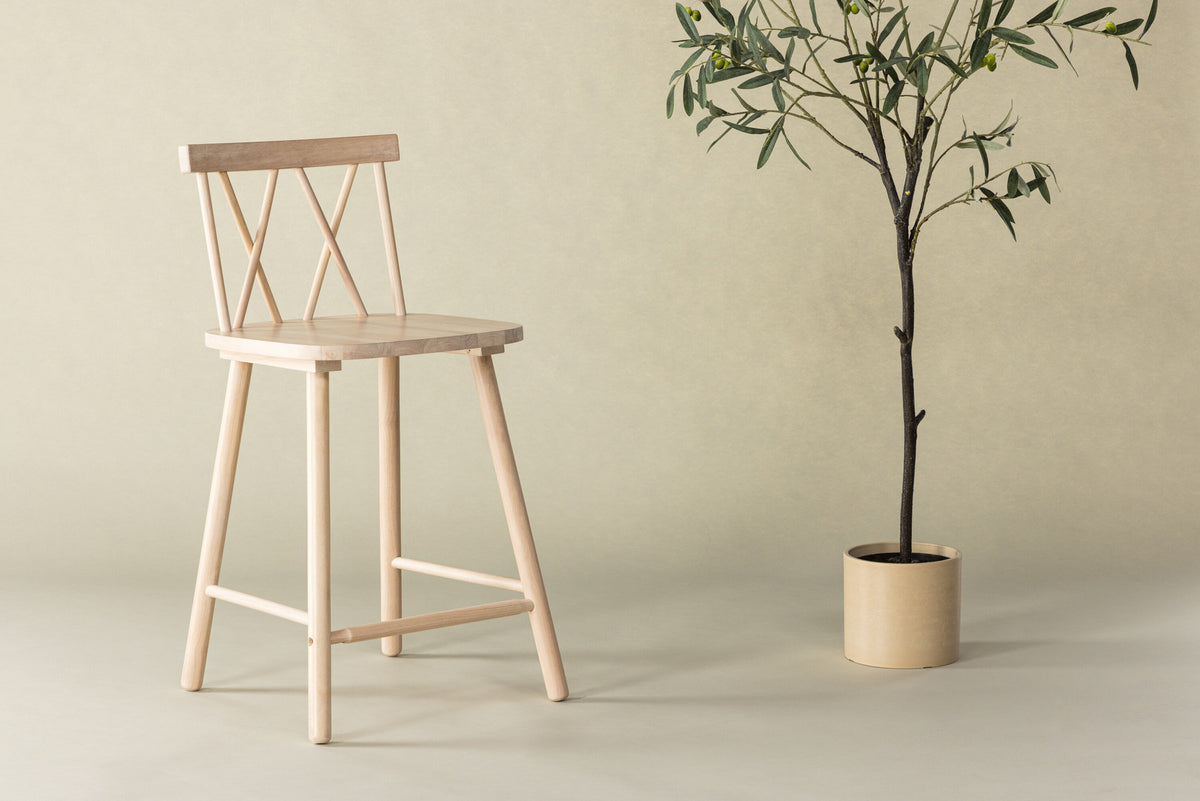 Mollöström Barstuhl in Tünchen präsentiert im Onlineshop von KAQTU Design AG. Barstuhl ist von Vind