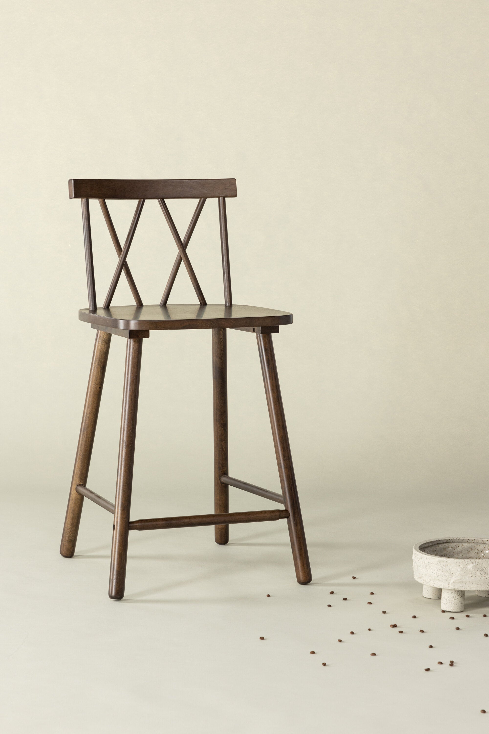 Mollöström Barstuhl in Mokka präsentiert im Onlineshop von KAQTU Design AG. Barstuhl ist von Vind