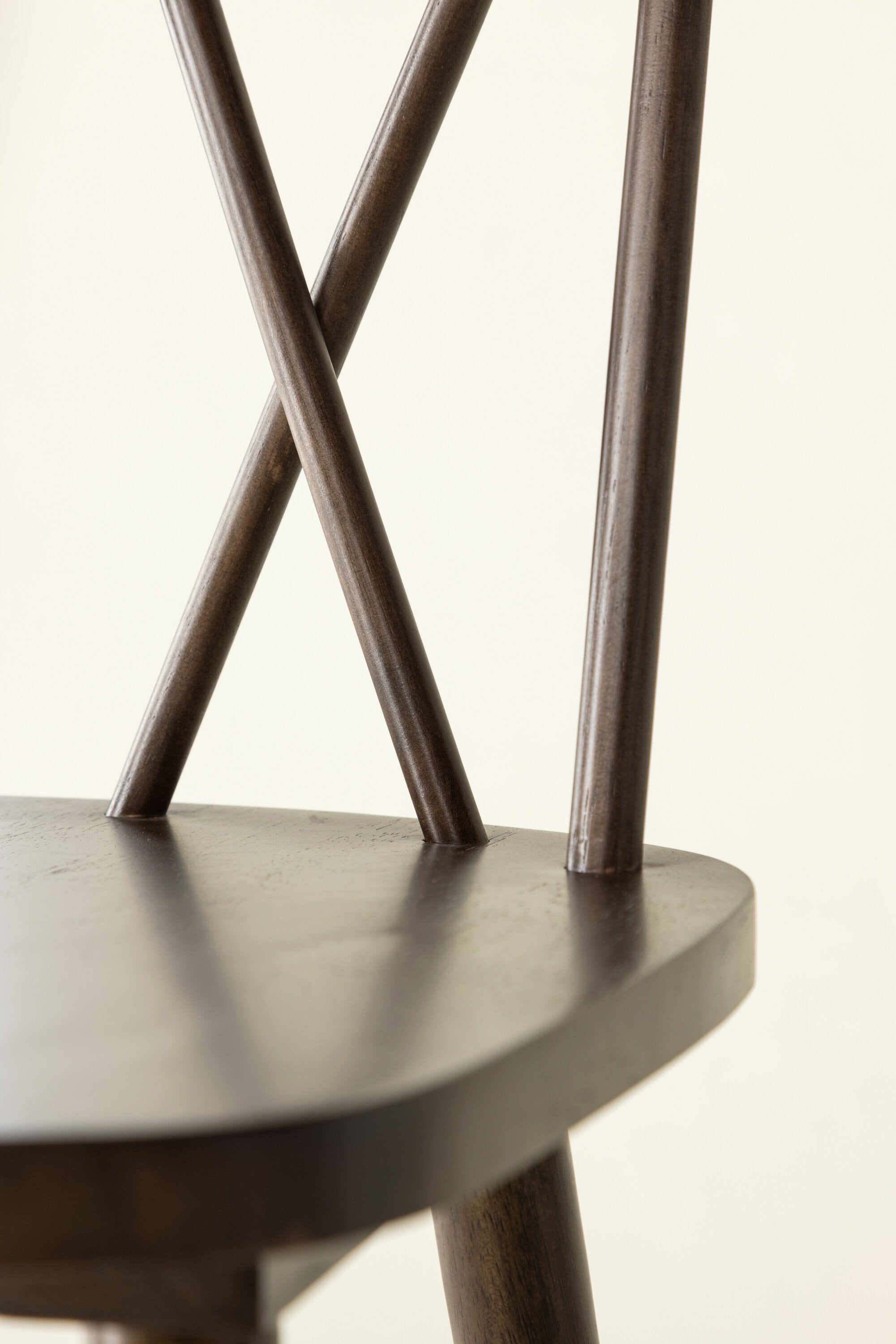 Mollöström Barstuhl in Mokka präsentiert im Onlineshop von KAQTU Design AG. Barstuhl ist von Vind