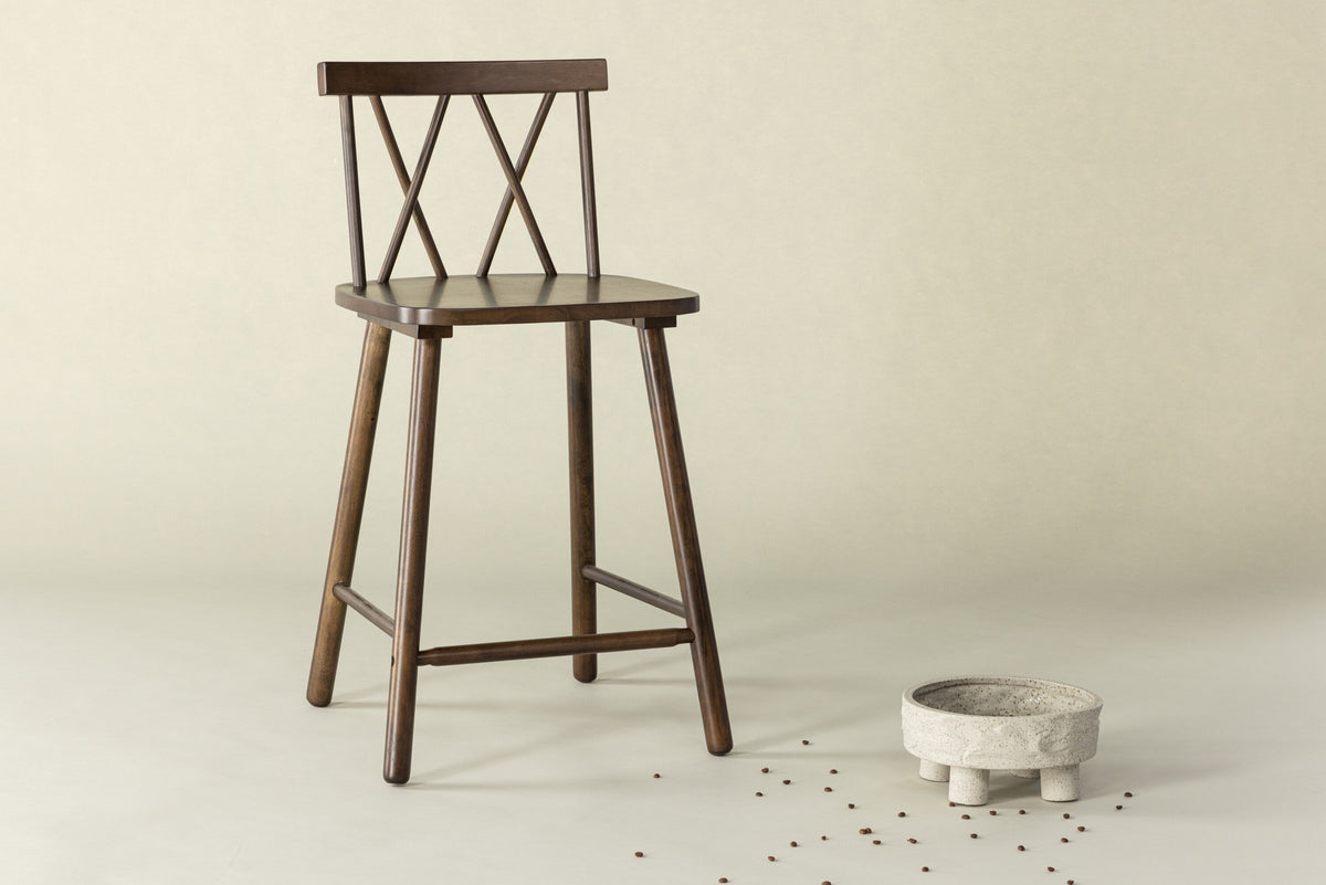 Mollöström Barstuhl in Mokka präsentiert im Onlineshop von KAQTU Design AG. Barstuhl ist von Vind