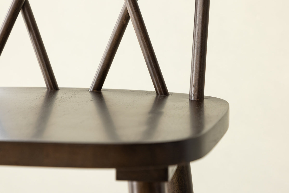 Mollöström Barstuhl in Mokka präsentiert im Onlineshop von KAQTU Design AG. Barstuhl ist von Vind