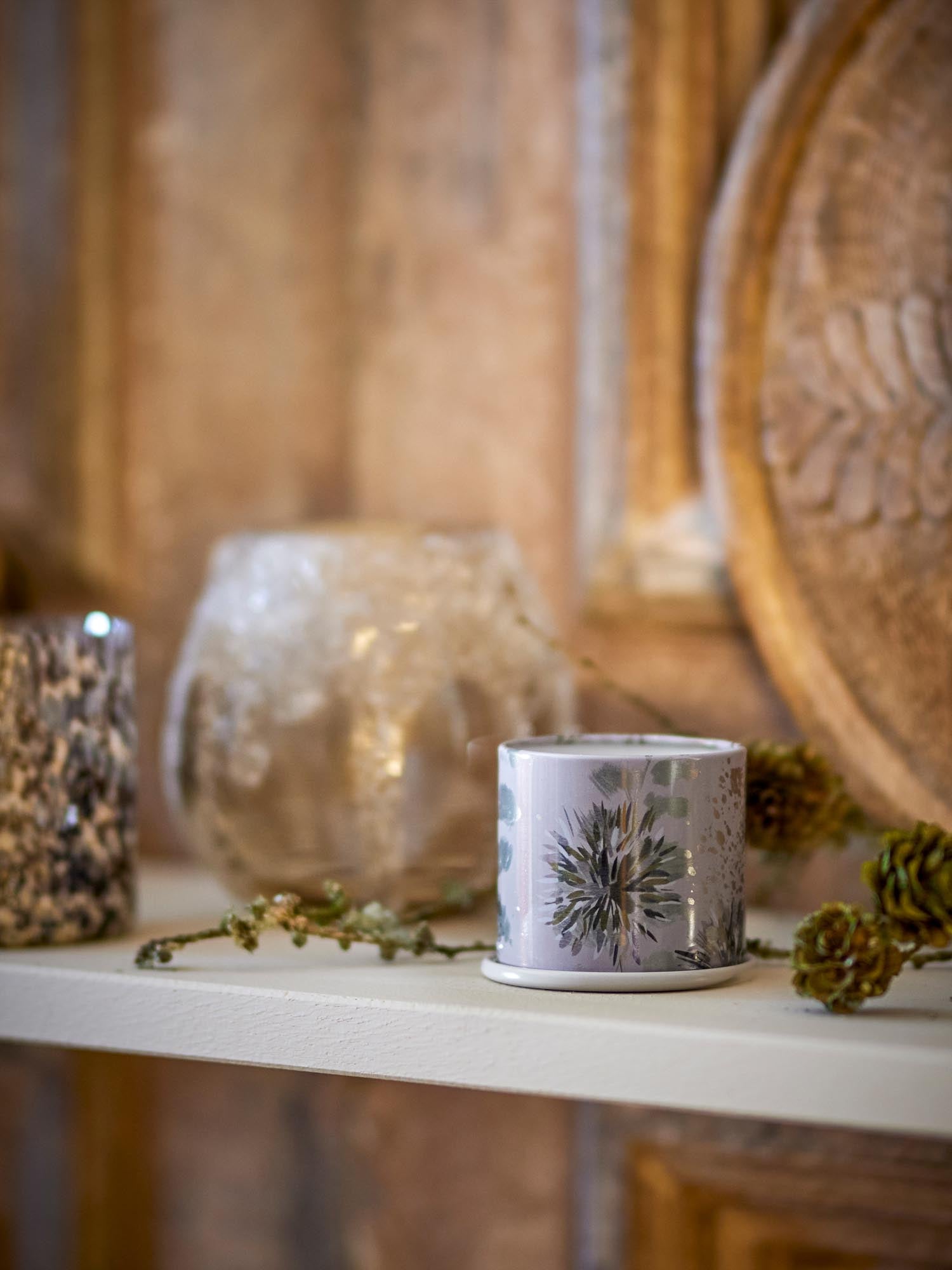 Winter White Demi Vanity Tin Kerze, Weiss, in Weiß präsentiert im Onlineshop von KAQTU Design AG. Duftkerze ist von Illume