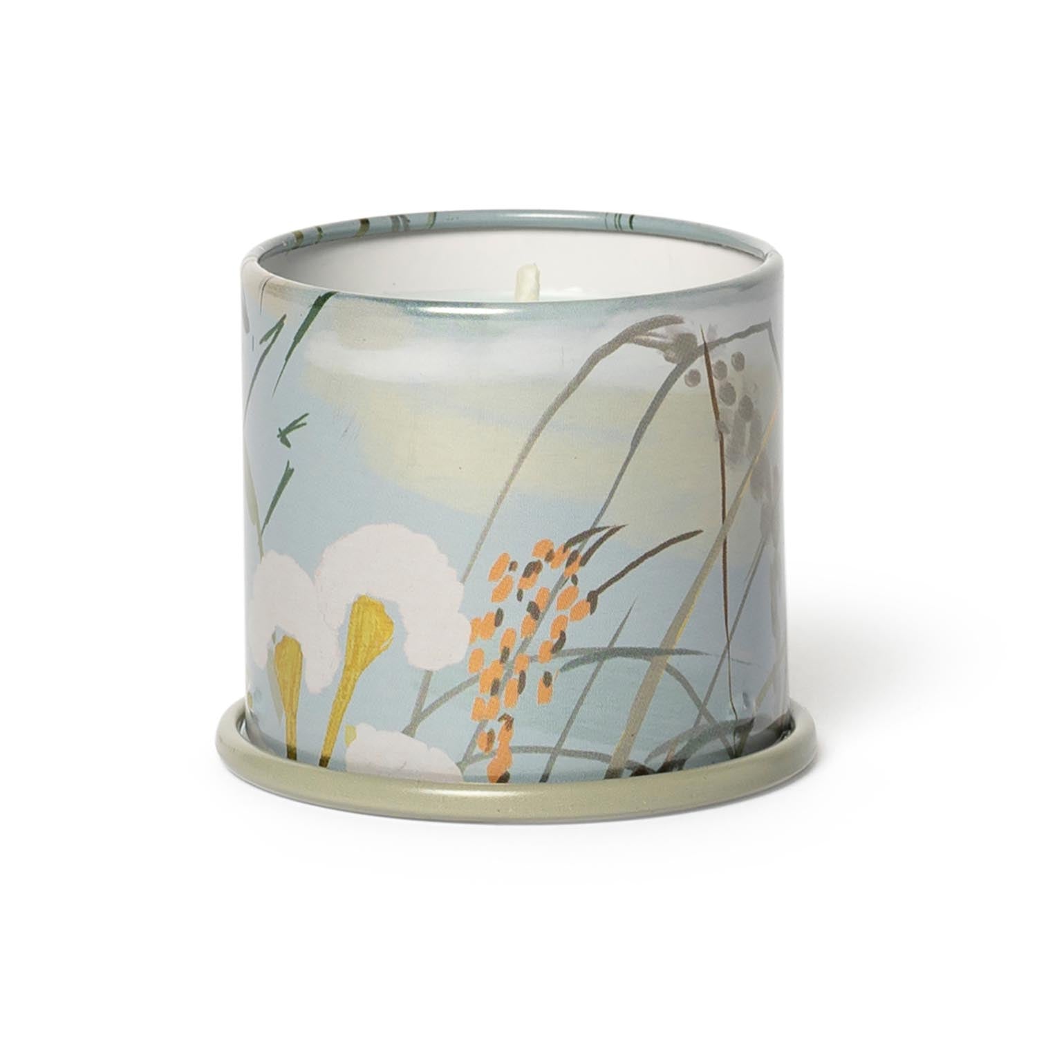 Fresh Sea Salt Demi Vanity Tin Kerze, Blau, in Blau präsentiert im Onlineshop von KAQTU Design AG. Duftkerze ist von Illume