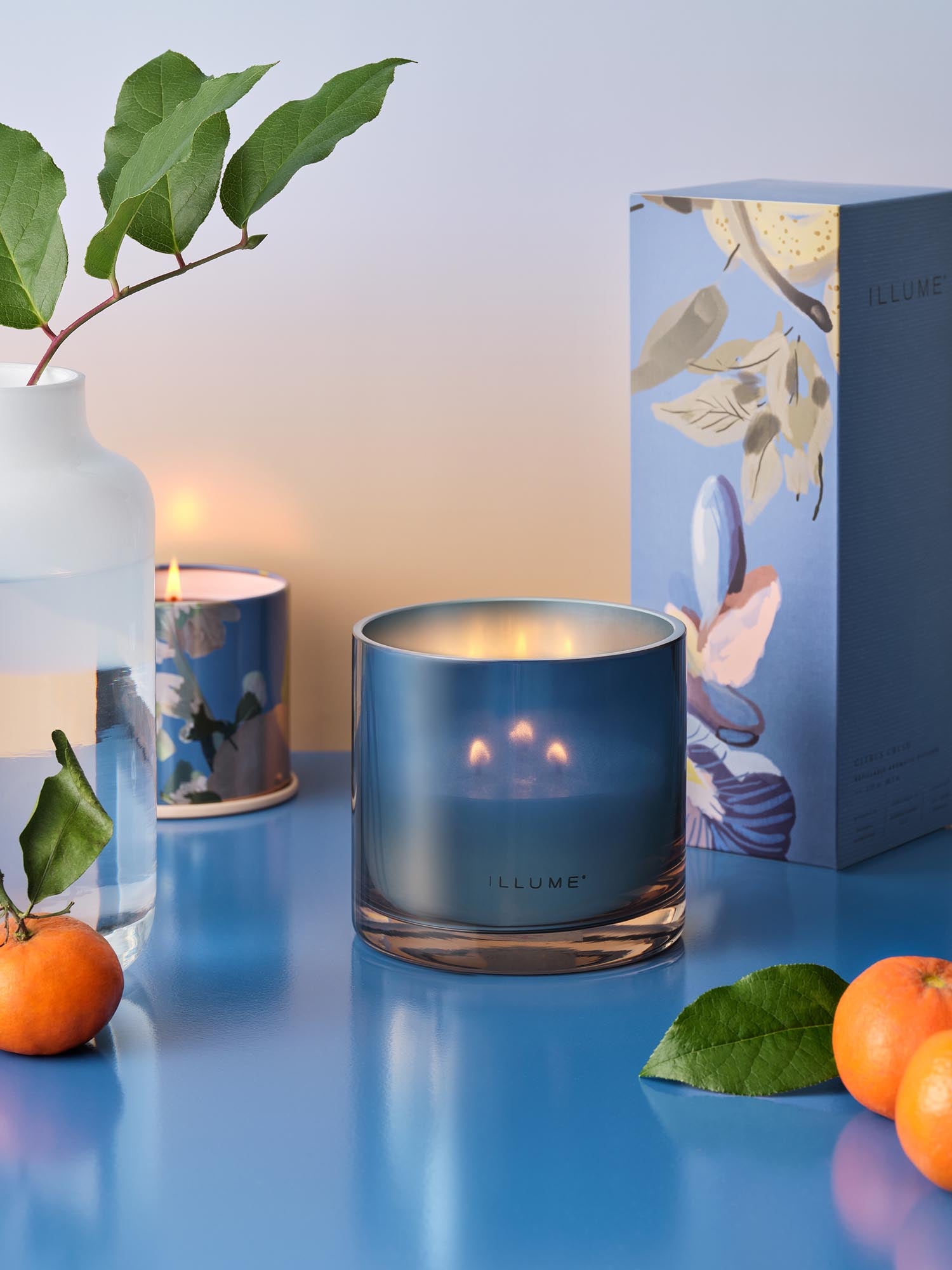 Citrus Crush Demi Vanity Tin Kerze, Blau, in Blau präsentiert im Onlineshop von KAQTU Design AG. Duftkerze ist von Illume