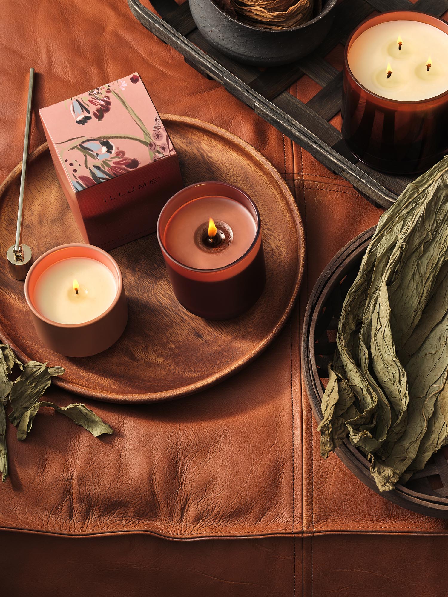 Terra Tabac Box Glass Candle, Braun, in Braun präsentiert im Onlineshop von KAQTU Design AG. Duftkerze ist von Illume