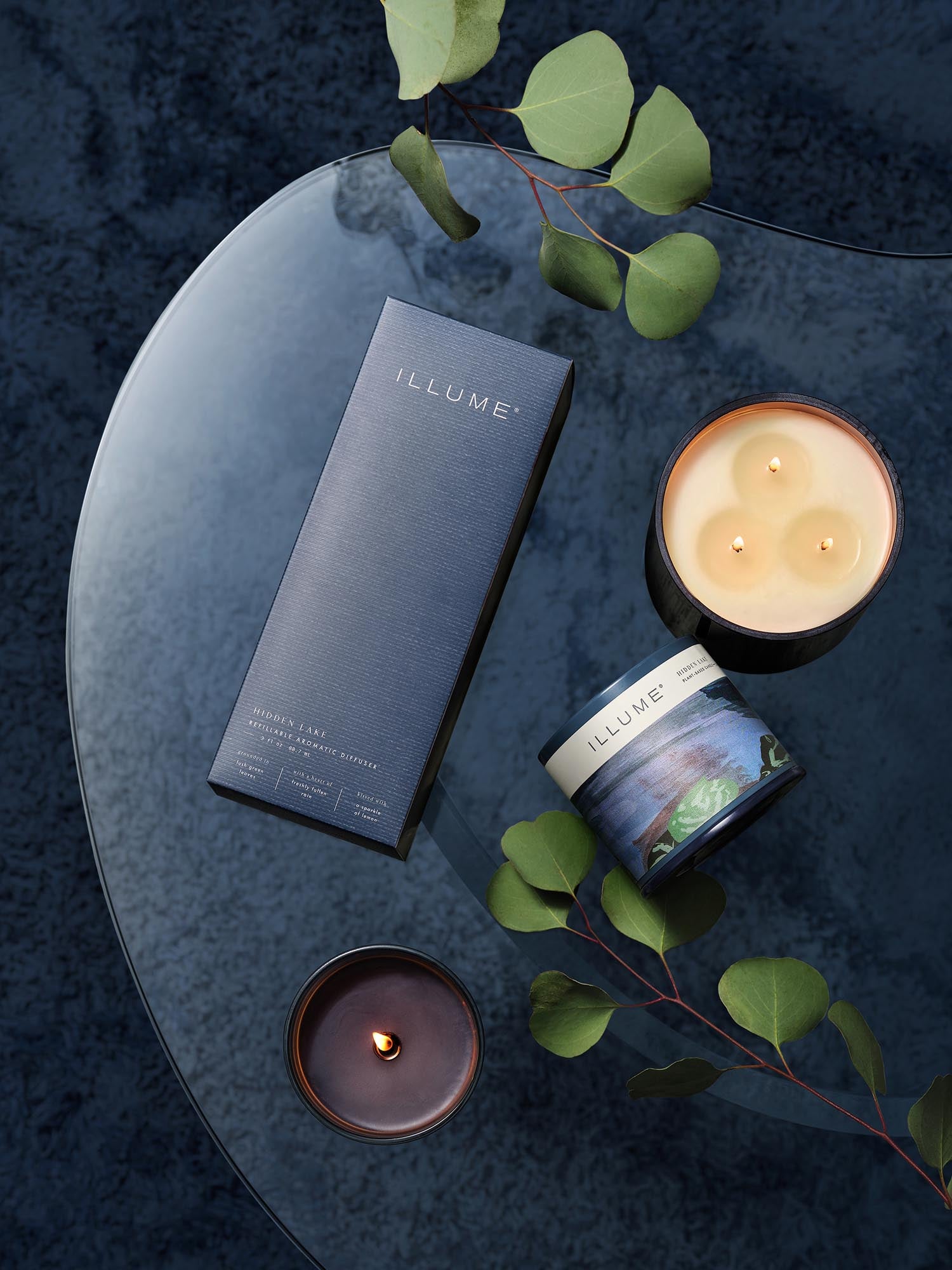 Hidden Lake Box Glass Candle, Blau, in Blau präsentiert im Onlineshop von KAQTU Design AG. Duftkerze ist von Illume