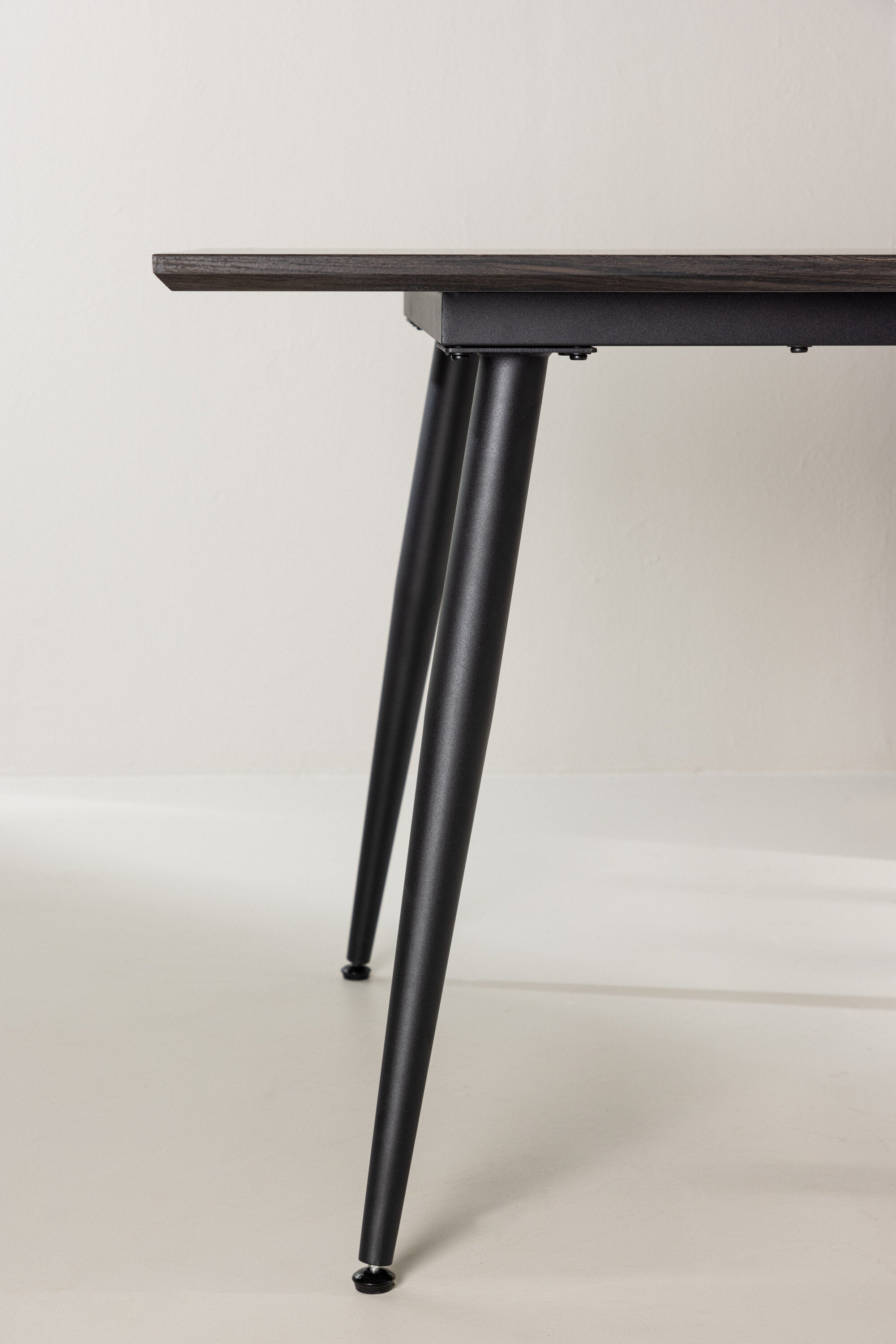Keholmen Esstisch in Schwarz Braun präsentiert im Onlineshop von KAQTU Design AG. Esstisch ist von Vind