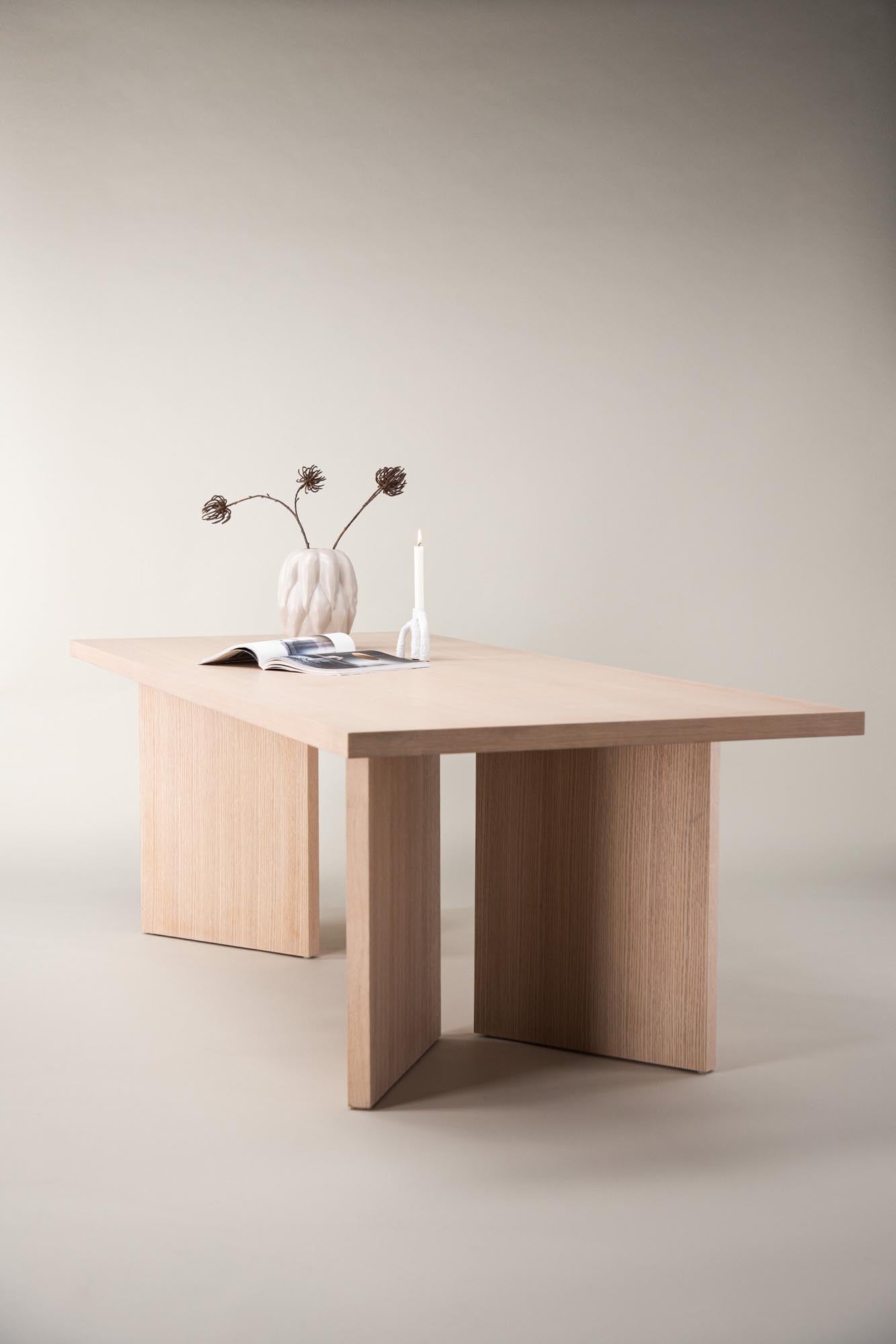Eleganter Bassholmen Tisch: Weiße Tischplatte aus Holz, robuste Beine, 240x100x74cm. Perfekt für nachhaltige Einrichtung und stilvolle Esszimmer.