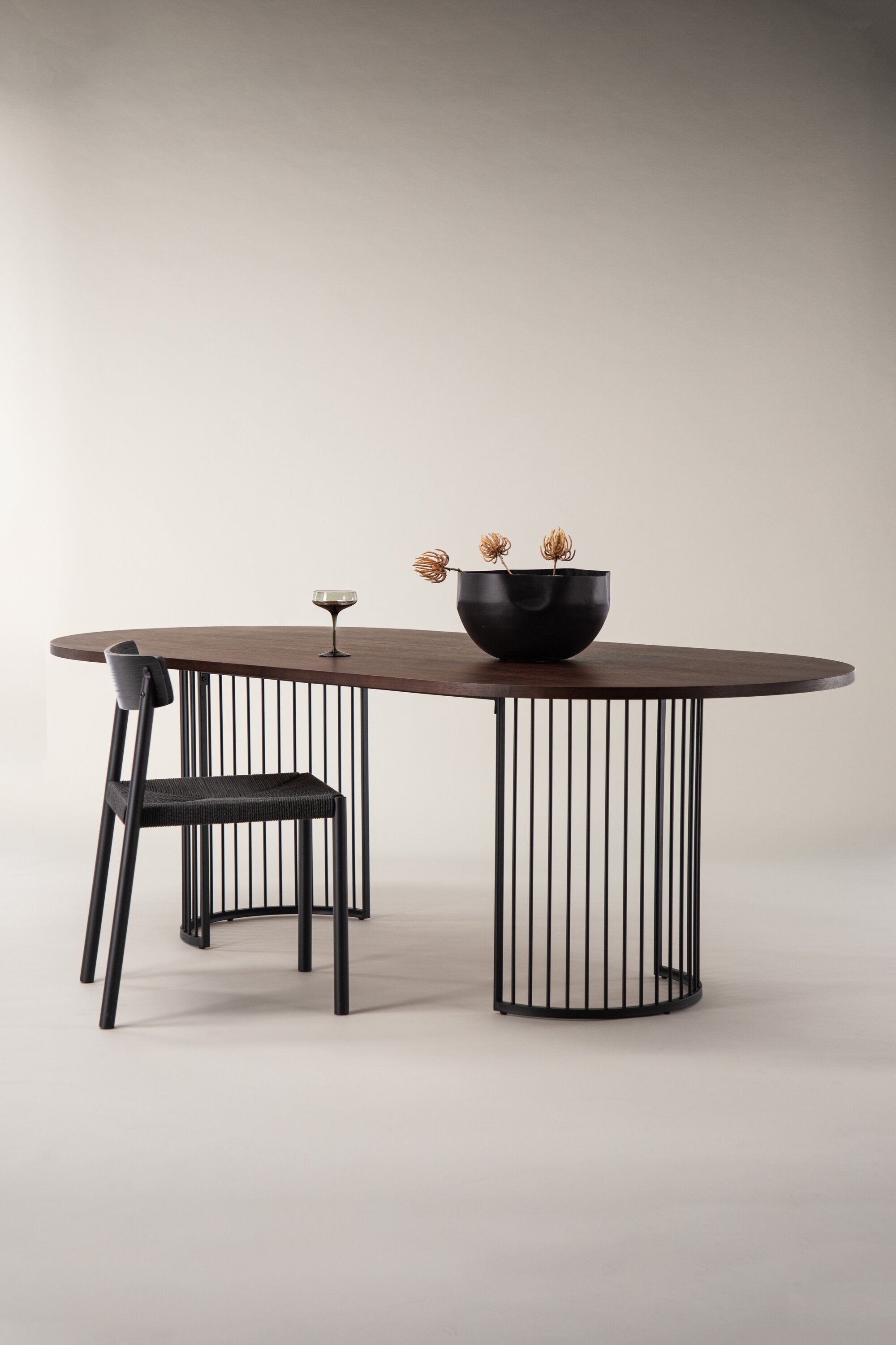 Hamneskär Tisch in Nussbaum präsentiert im Onlineshop von KAQTU Design AG. Esstisch ist von Vind
