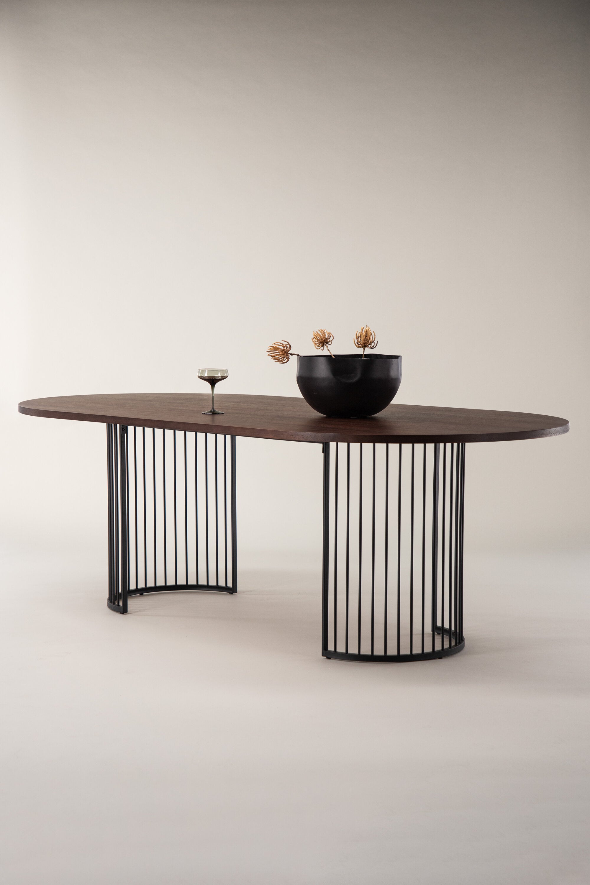 Hamneskär Tisch in Nussbaum präsentiert im Onlineshop von KAQTU Design AG. Esstisch ist von Vind