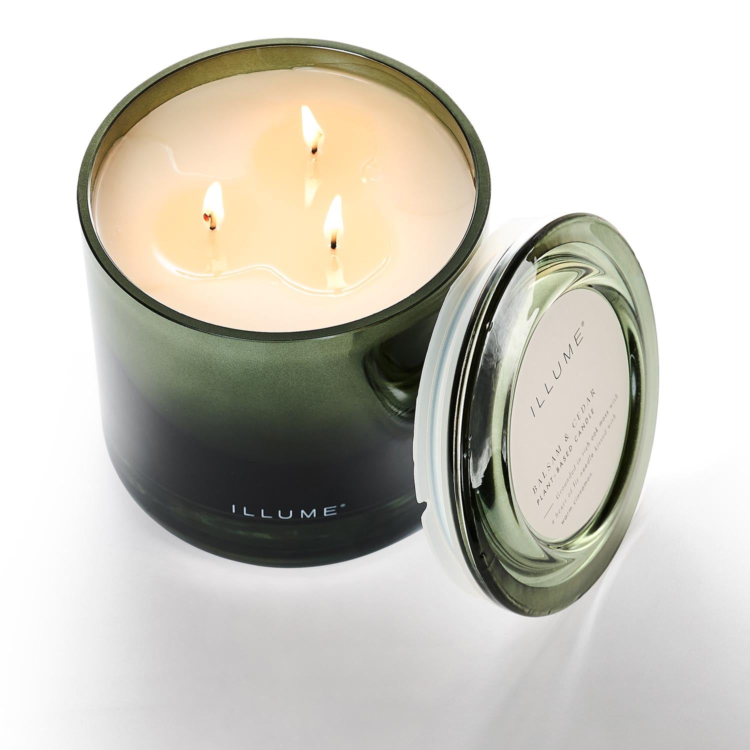 Balsam & Cedar Statement Glas Kerze, Grün, in Grün präsentiert im Onlineshop von KAQTU Design AG. Duftkerze ist von Illume