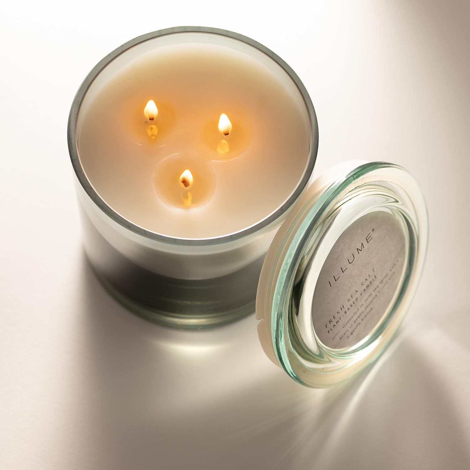 Fresh Sea Salt Statement Glas Kerze, Blau, in Blau präsentiert im Onlineshop von KAQTU Design AG. Duftkerze ist von Illume