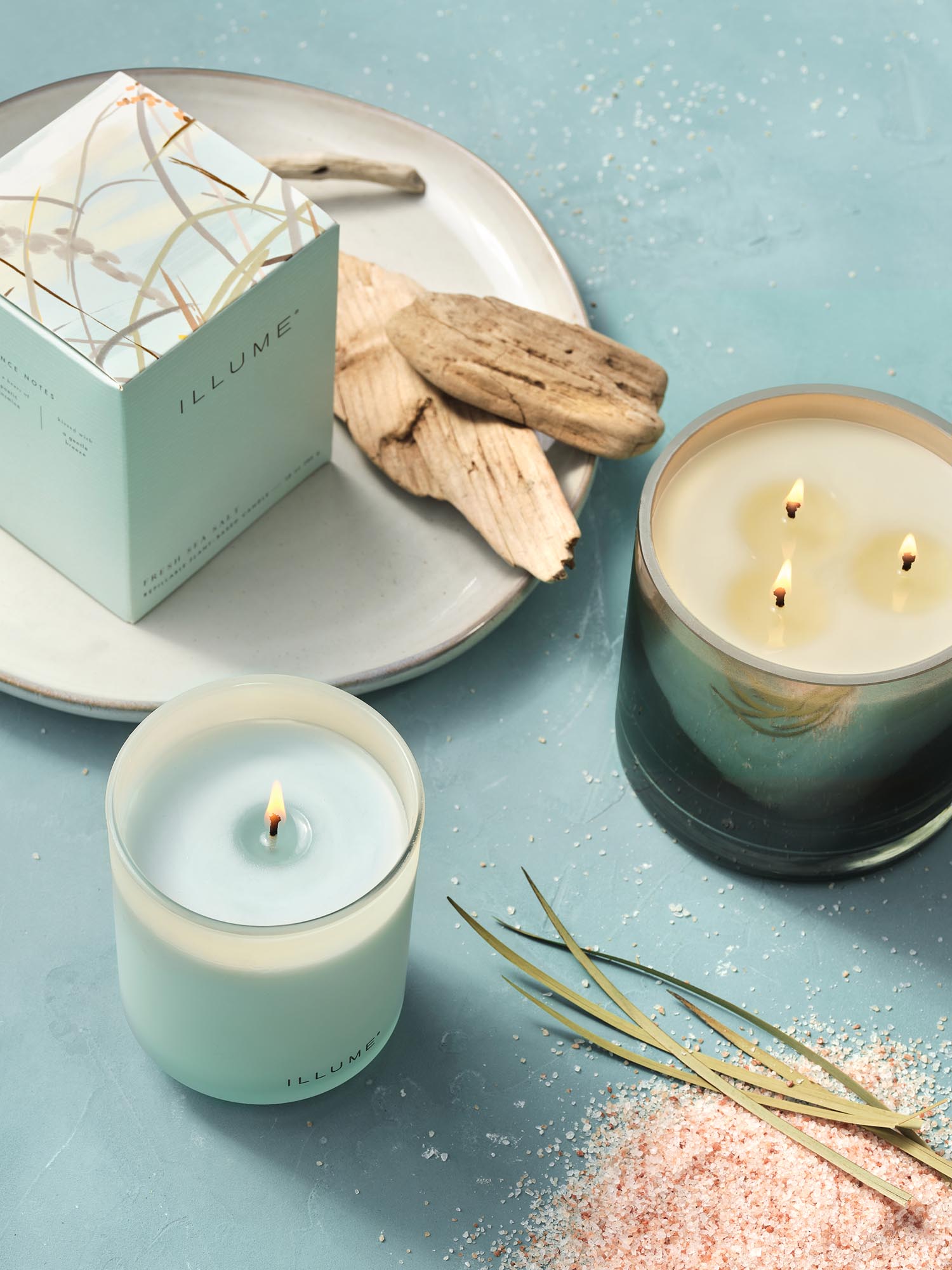 Fresh Sea Salt Statement Glas Kerze, Blau, in Blau präsentiert im Onlineshop von KAQTU Design AG. Duftkerze ist von Illume