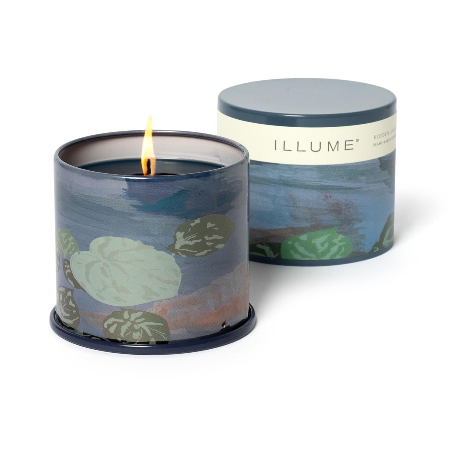 Hidden Lake Vanity Tin Duftkerze, Blau, in Blau präsentiert im Onlineshop von KAQTU Design AG. Duftkerze ist von Illume
