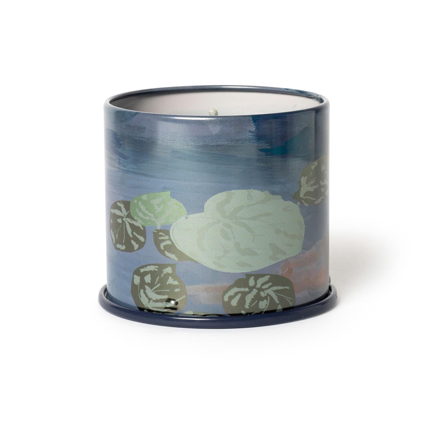 Hidden Lake Vanity Tin Duftkerze, Blau, in Blau präsentiert im Onlineshop von KAQTU Design AG. Duftkerze ist von Illume