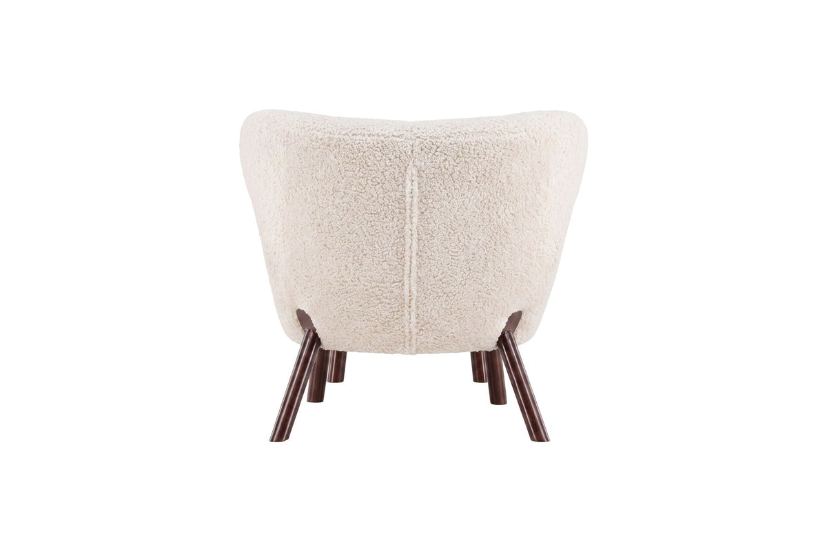 Weisser Loungesessel mit Bouclé-Bezug aus Polyester, Schaumstofffüllung und braunen Stahlbeinen im Holzeffekt-Design, Sitzhöhe 43 cm.