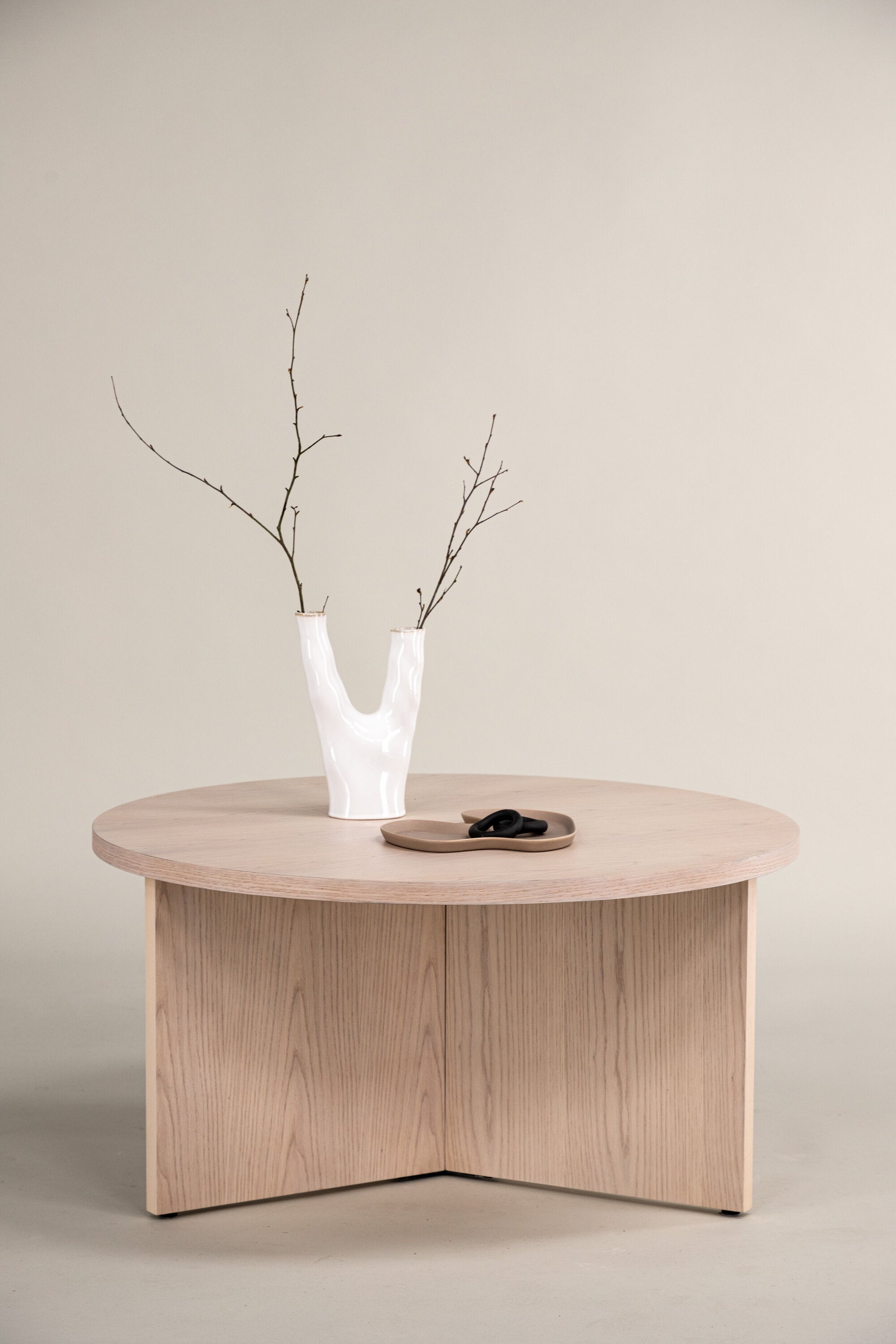 Saltö Beistelltisch in Tünchen präsentiert im Onlineshop von KAQTU Design AG. Beistelltisch ist von Vind