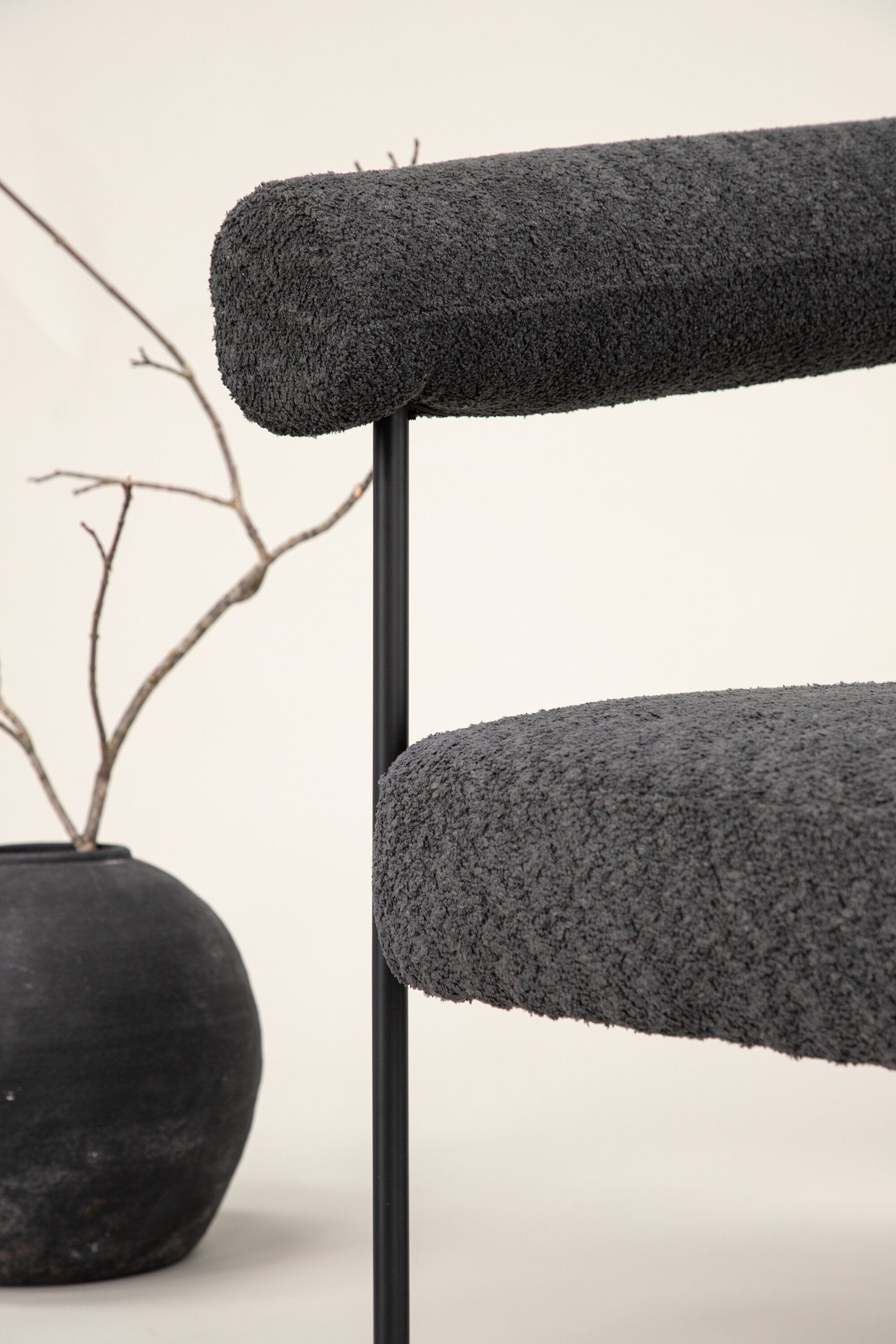 Hökåsen x Josefin Lustig Sessel in Dunkelgrau präsentiert im Onlineshop von KAQTU Design AG. Sessel mit Armlehnen ist von Vind