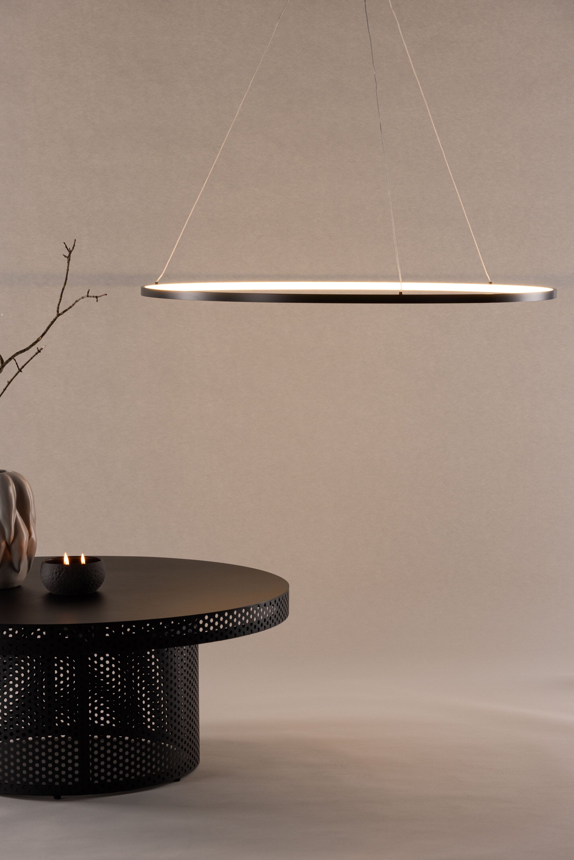 Rödäng x Josefin Lustig Pendelleuchte in Schwarz präsentiert im Onlineshop von KAQTU Design AG. Pendelleuchte ist von Vind