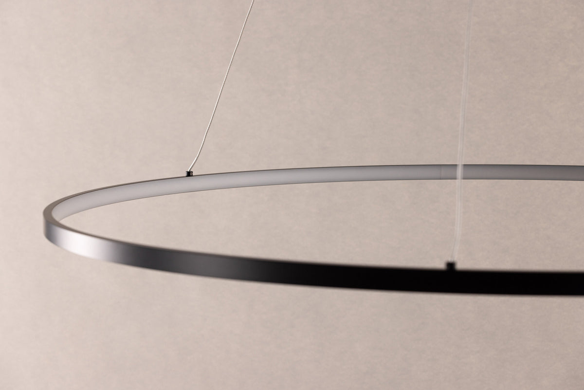 Rödäng x Josefin Lustig Pendelleuchte in Schwarz präsentiert im Onlineshop von KAQTU Design AG. Pendelleuchte ist von Vind