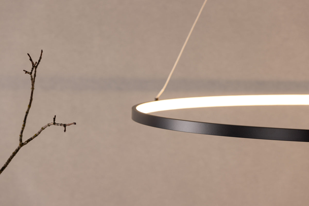 Rödäng x Josefin Lustig Pendelleuchte in Schwarz präsentiert im Onlineshop von KAQTU Design AG. Pendelleuchte ist von Vind