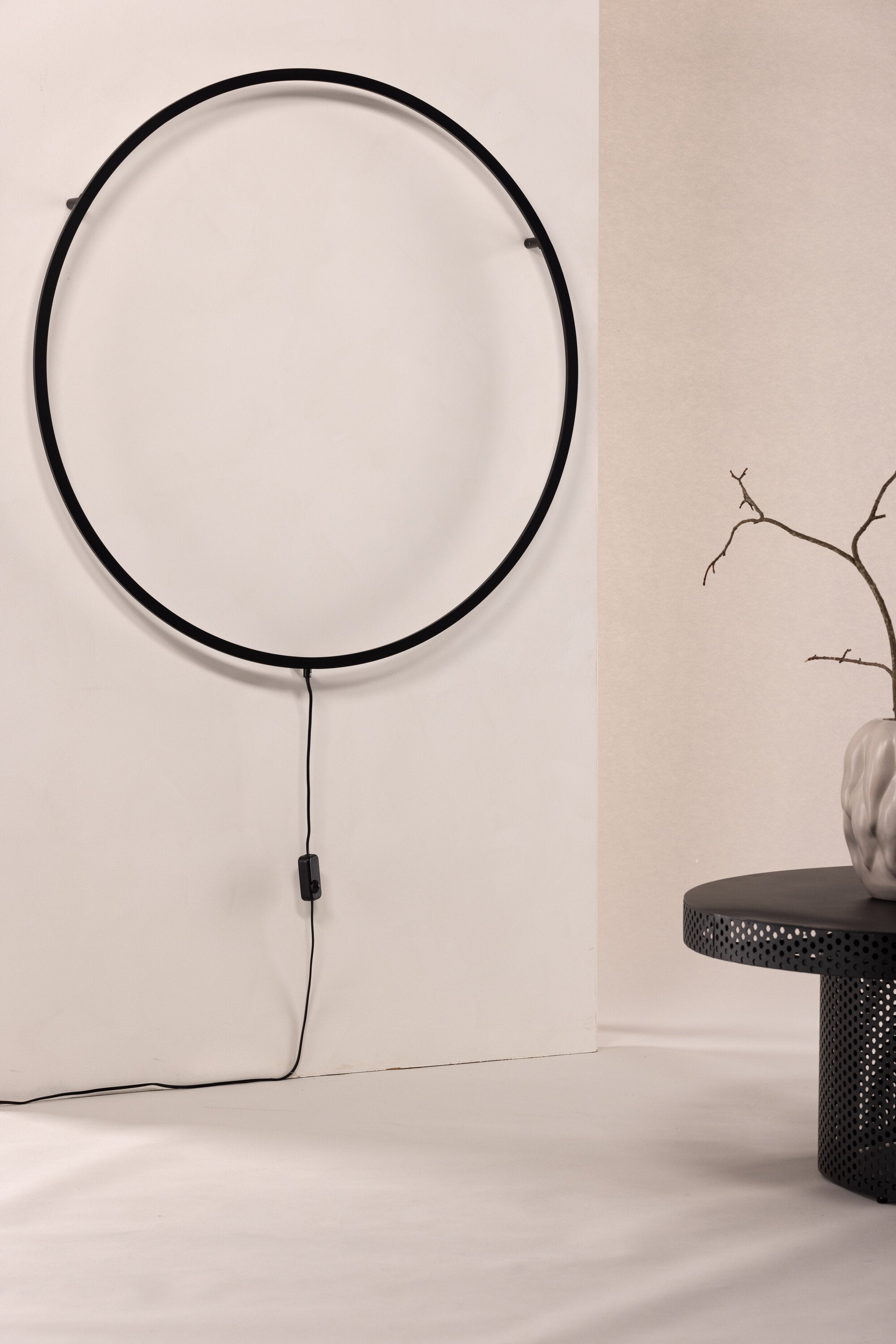 Sörmjöle x Josefin Lustig Wandleuchte in Schwarz präsentiert im Onlineshop von KAQTU Design AG. Wandleuchte ist von Vind