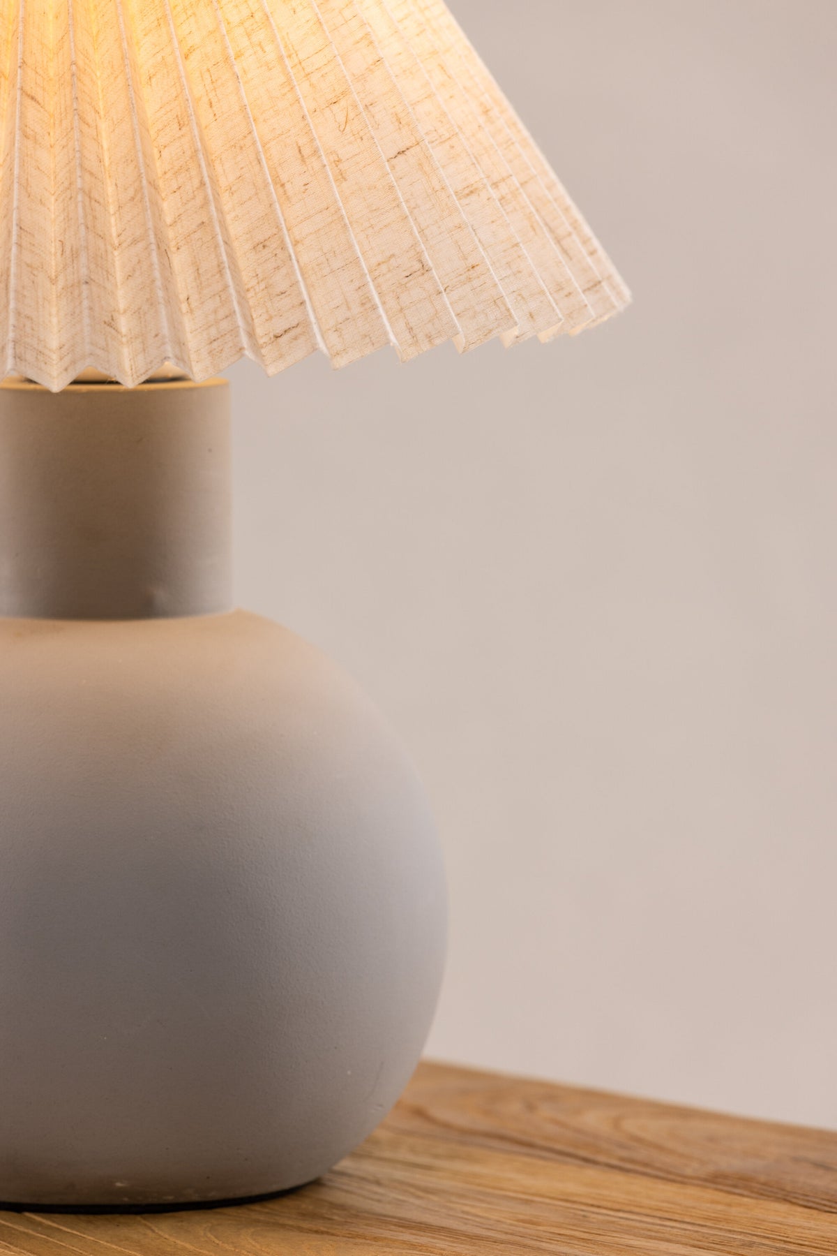Älvsborg Tischleuchte in Grau präsentiert im Onlineshop von KAQTU Design AG. Tischleuchte ist von Vind