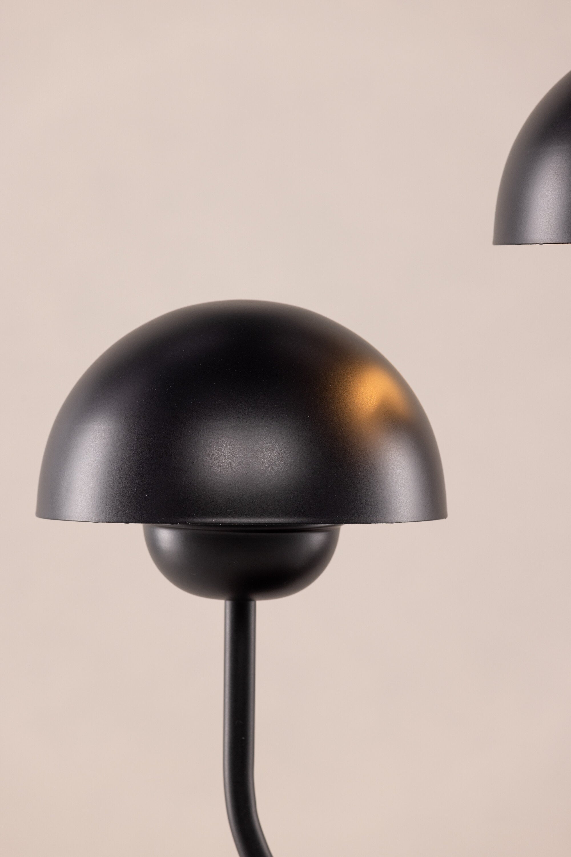 Lyckorna Tischleuchte in Schwarz präsentiert im Onlineshop von KAQTU Design AG. Tischleuchte ist von Vind